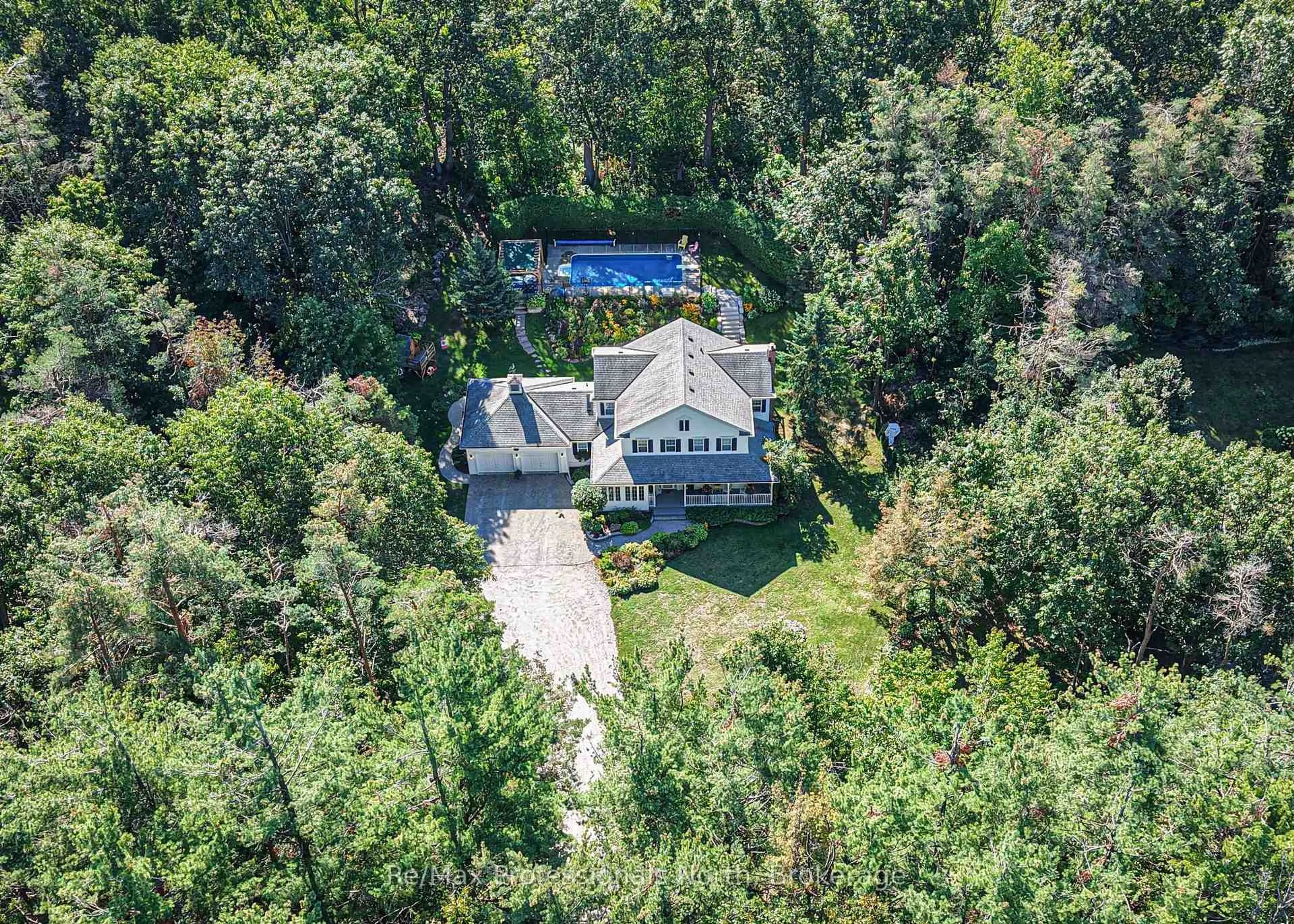 A pic from outside/outdoor area/front of a property/back of a property/a pic from drone, unknown for 1739 Loretta Ave, Severn Ontario L3V 7W2