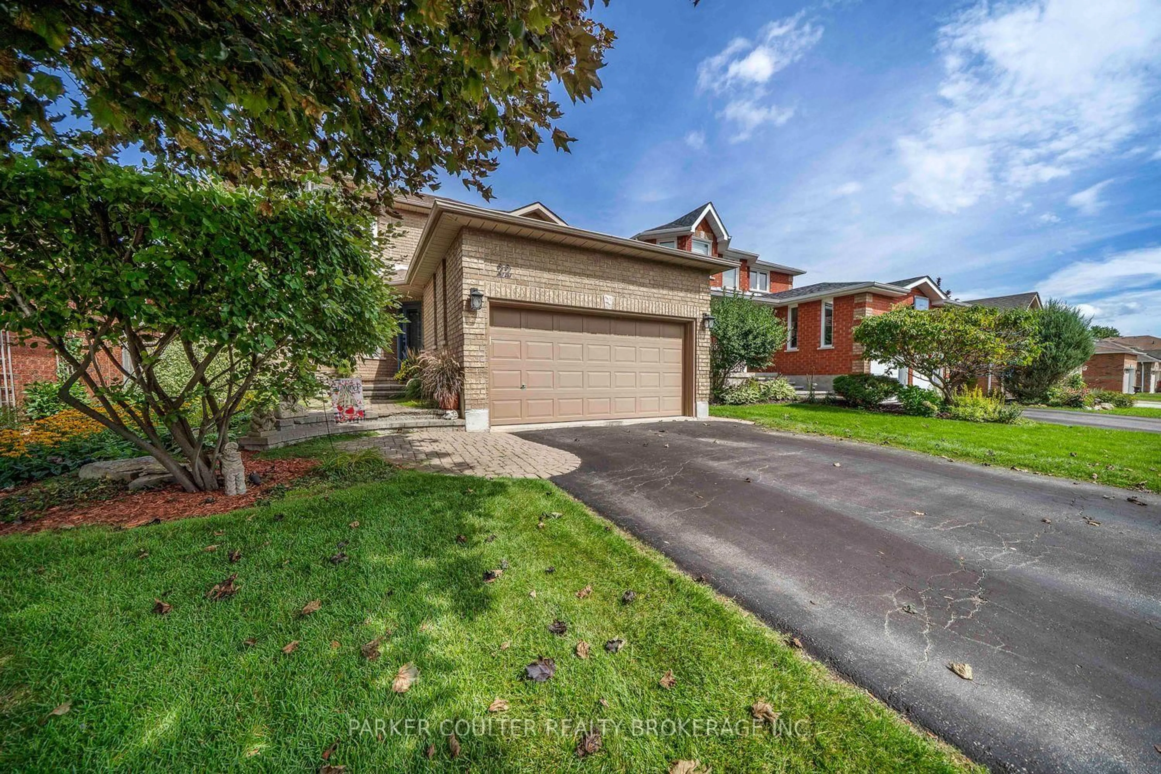 A pic from outside/outdoor area/front of a property/back of a property/a pic from drone, street for 22 Taylor Dr, Barrie Ontario L4N 8K6
