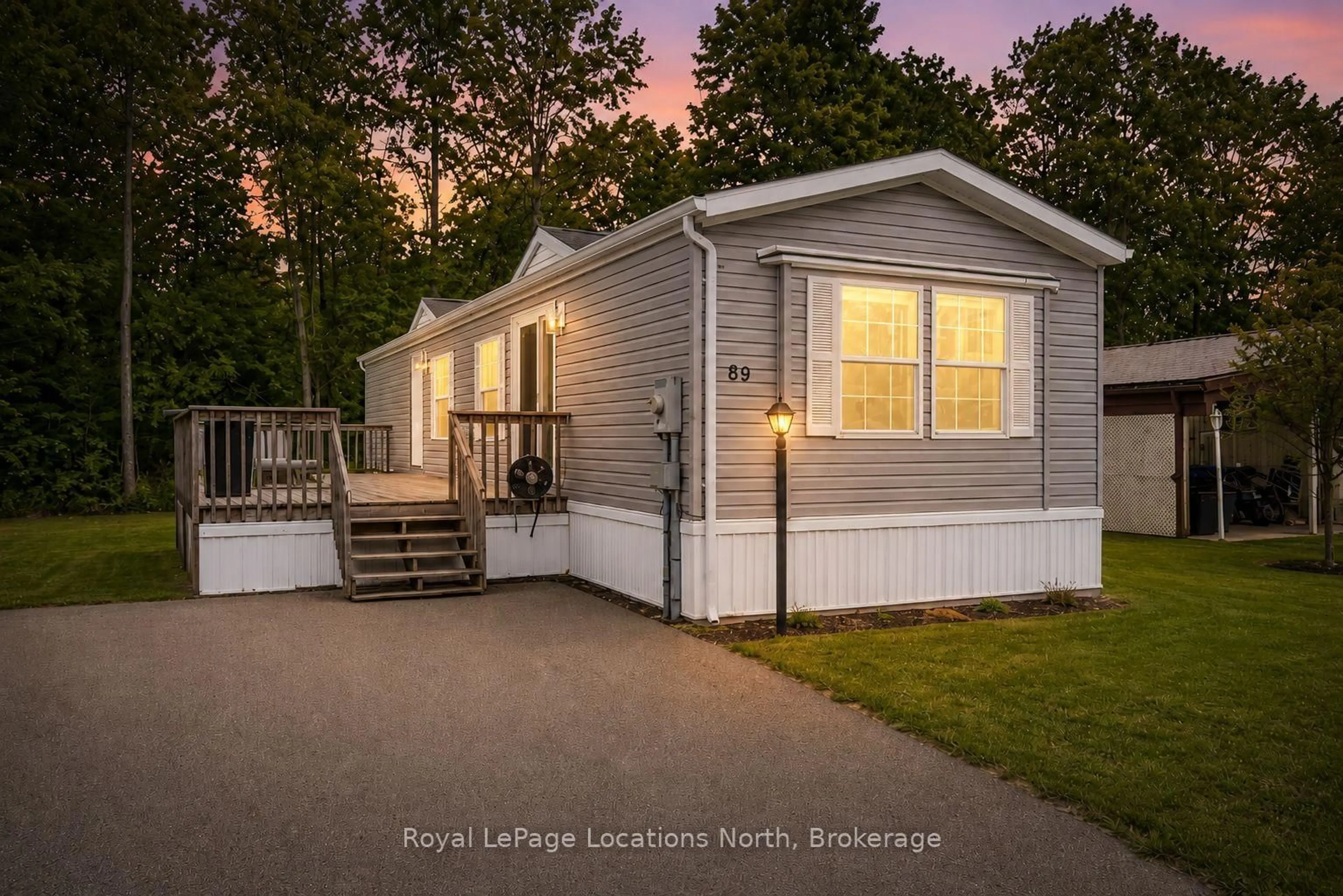 Home with vinyl exterior material, street for 89 GEORGIAN GLEN Dr, Wasaga Beach Ontario L9Z 1K8