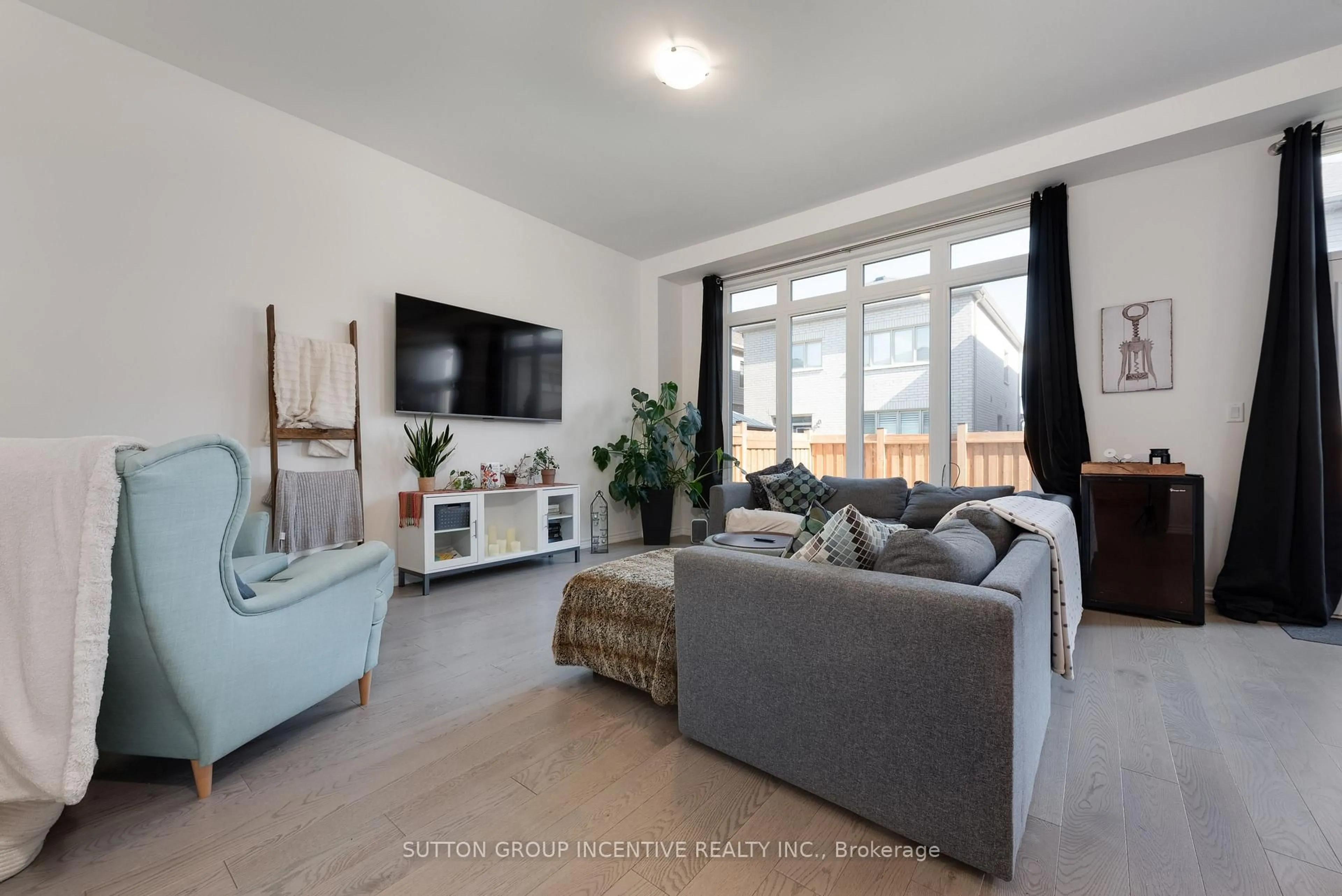 Living room with furniture, unknown for 84 Shepherd Dr, Barrie Ontario L9J 0P5