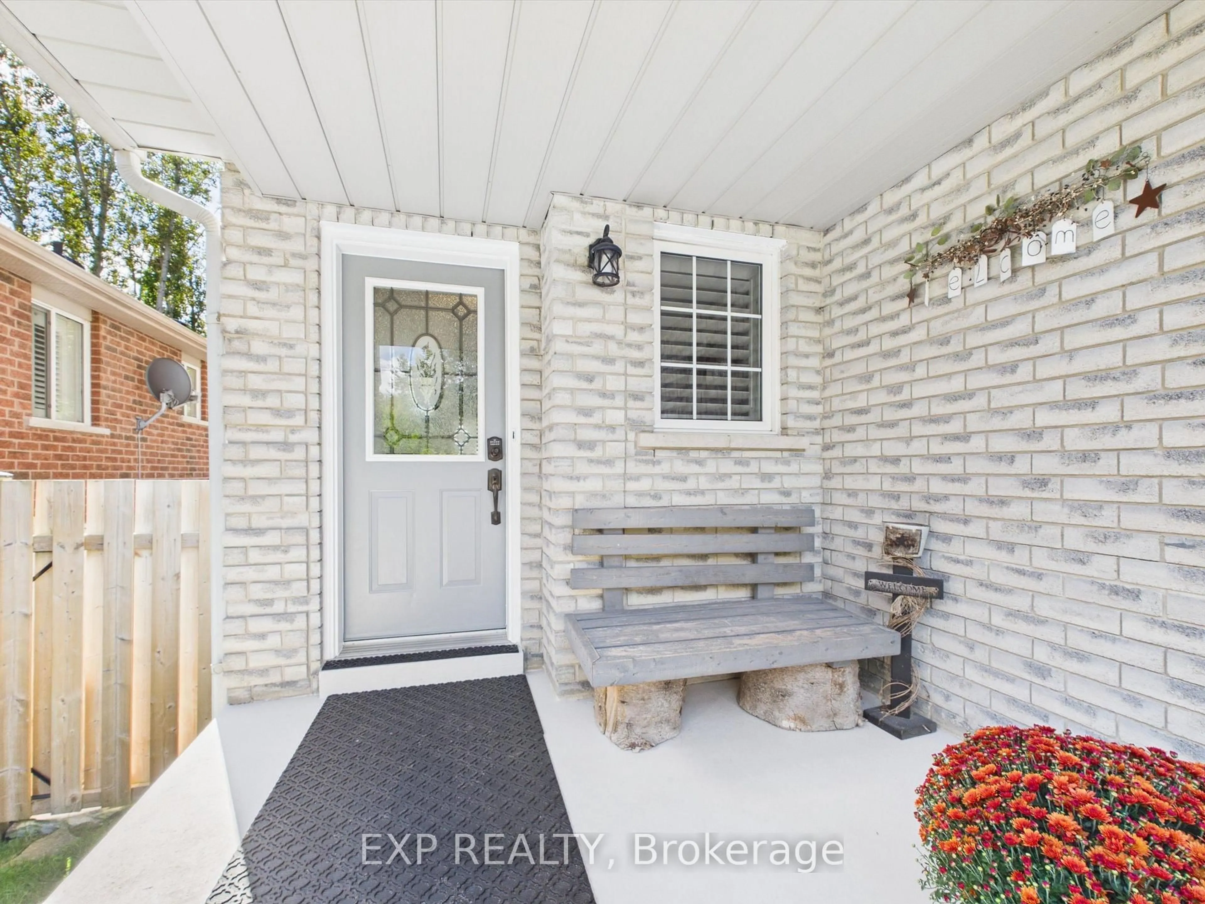 Indoor entryway for 23 Mckenzie Cres, Barrie Ontario L4N 5R5