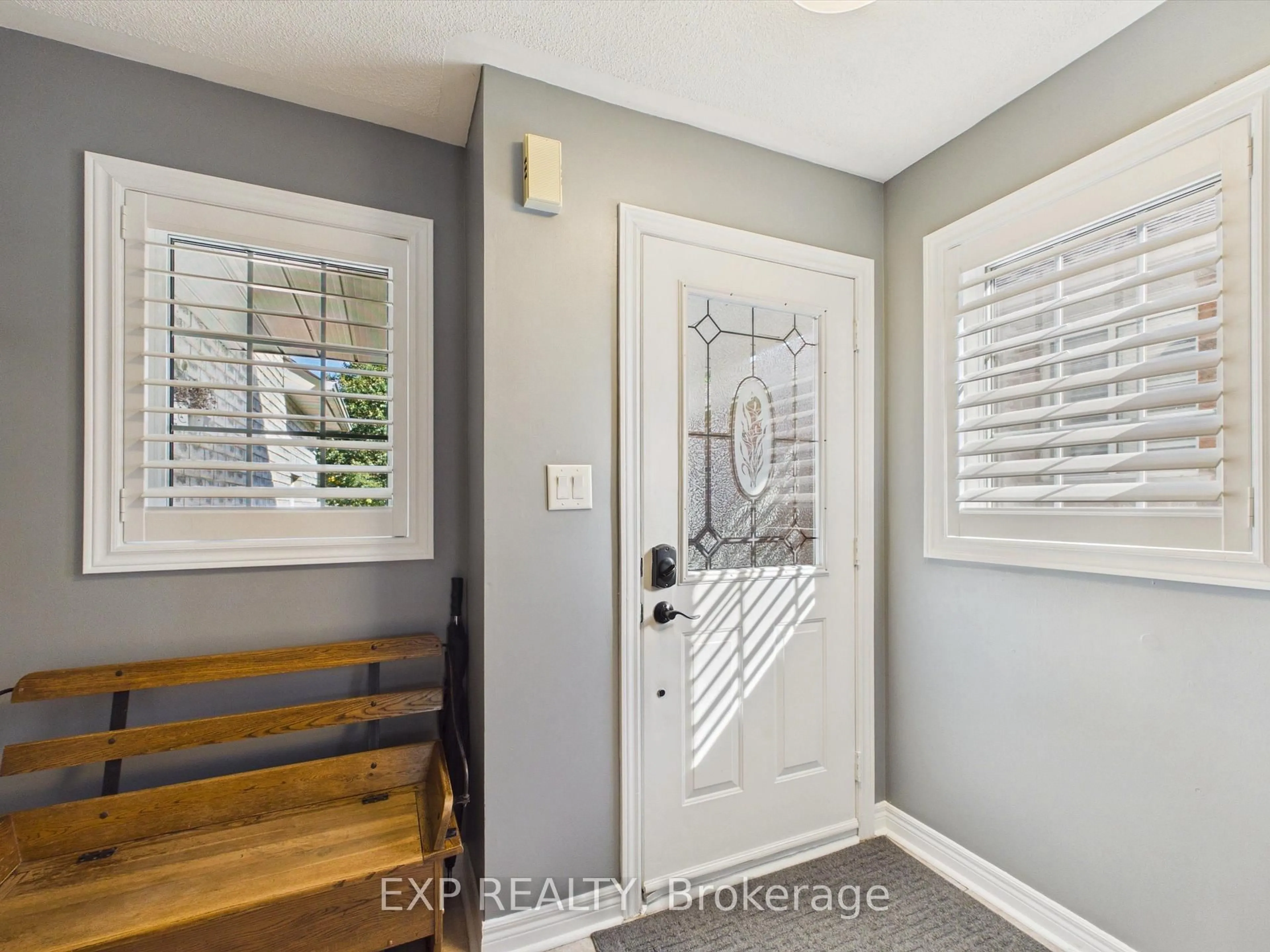 Indoor entryway for 23 Mckenzie Cres, Barrie Ontario L4N 5R5