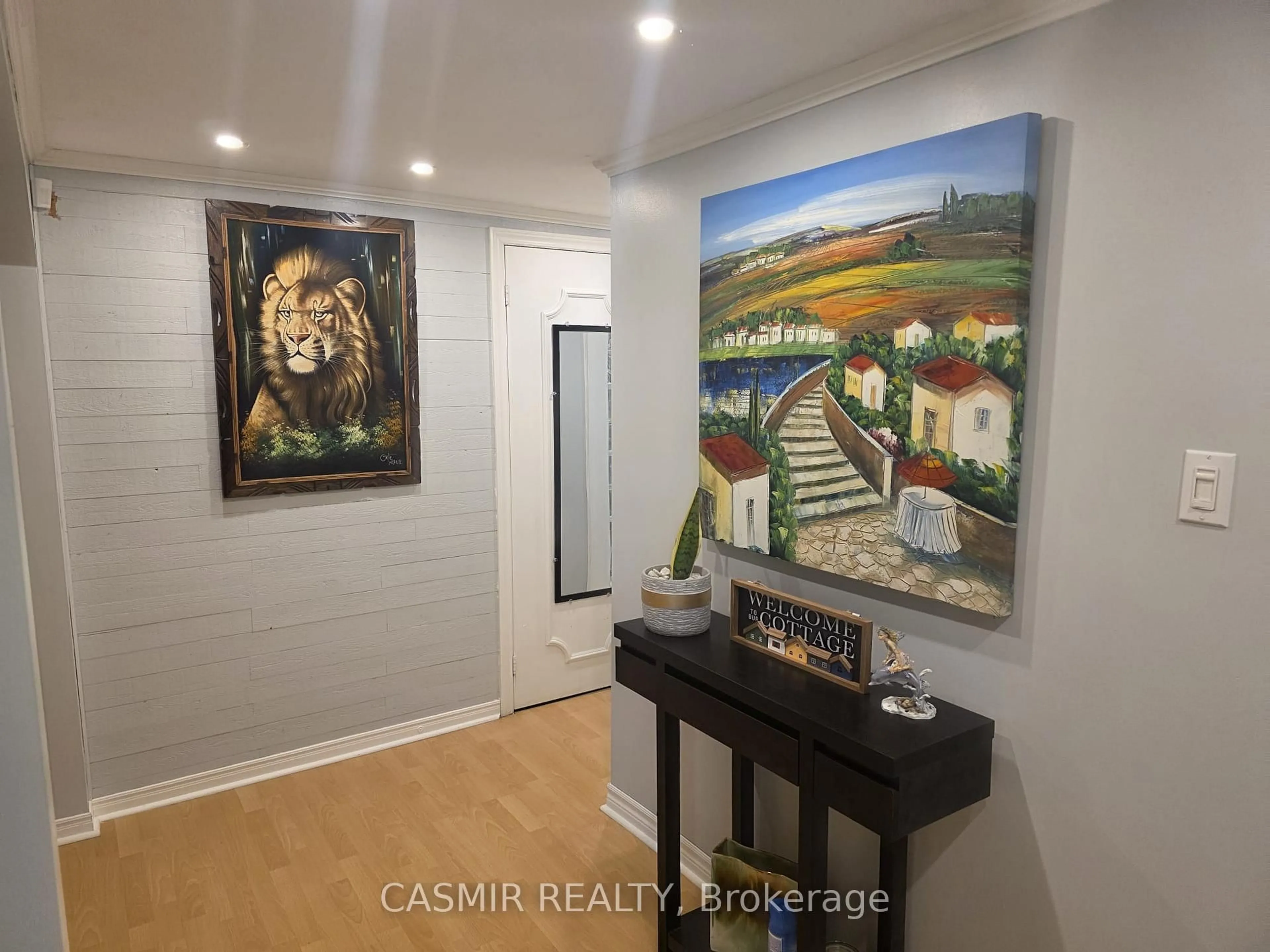 Indoor foyer for 2148 CHAMPLAIN Rd, Tiny Ontario L9M 0B1