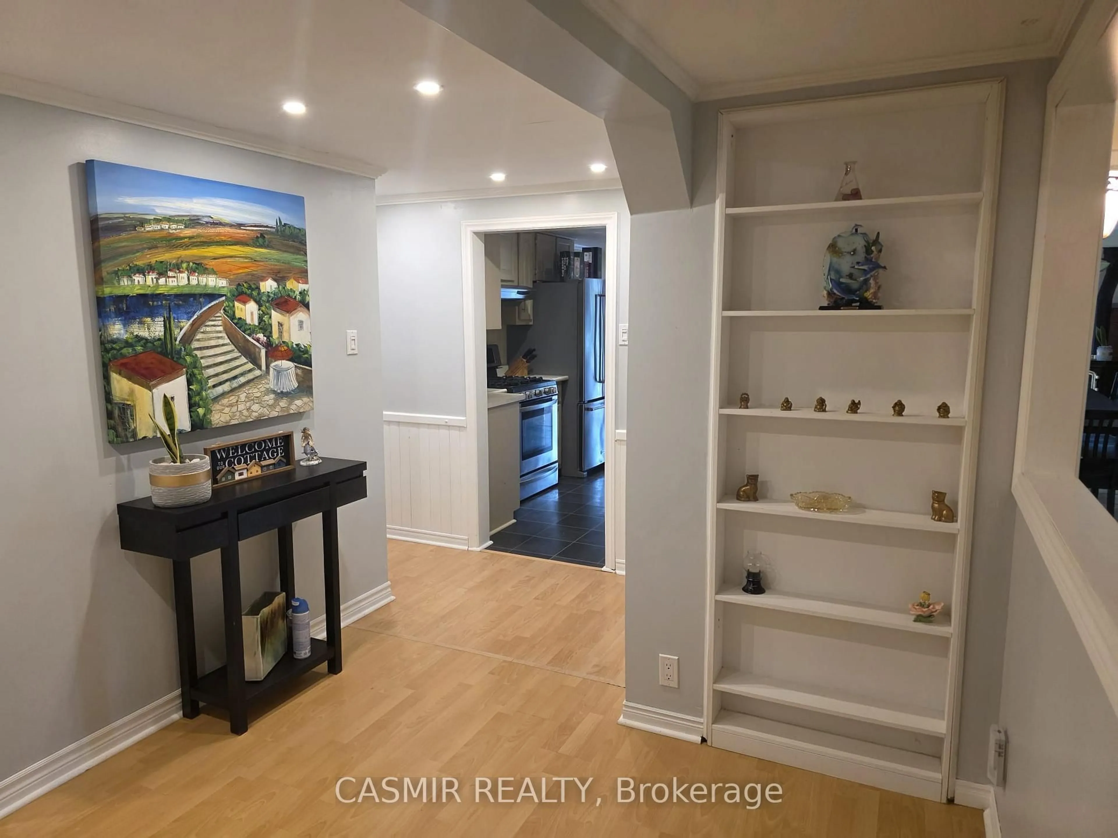 Indoor entryway for 2148 CHAMPLAIN Rd, Tiny Ontario L9M 0B1