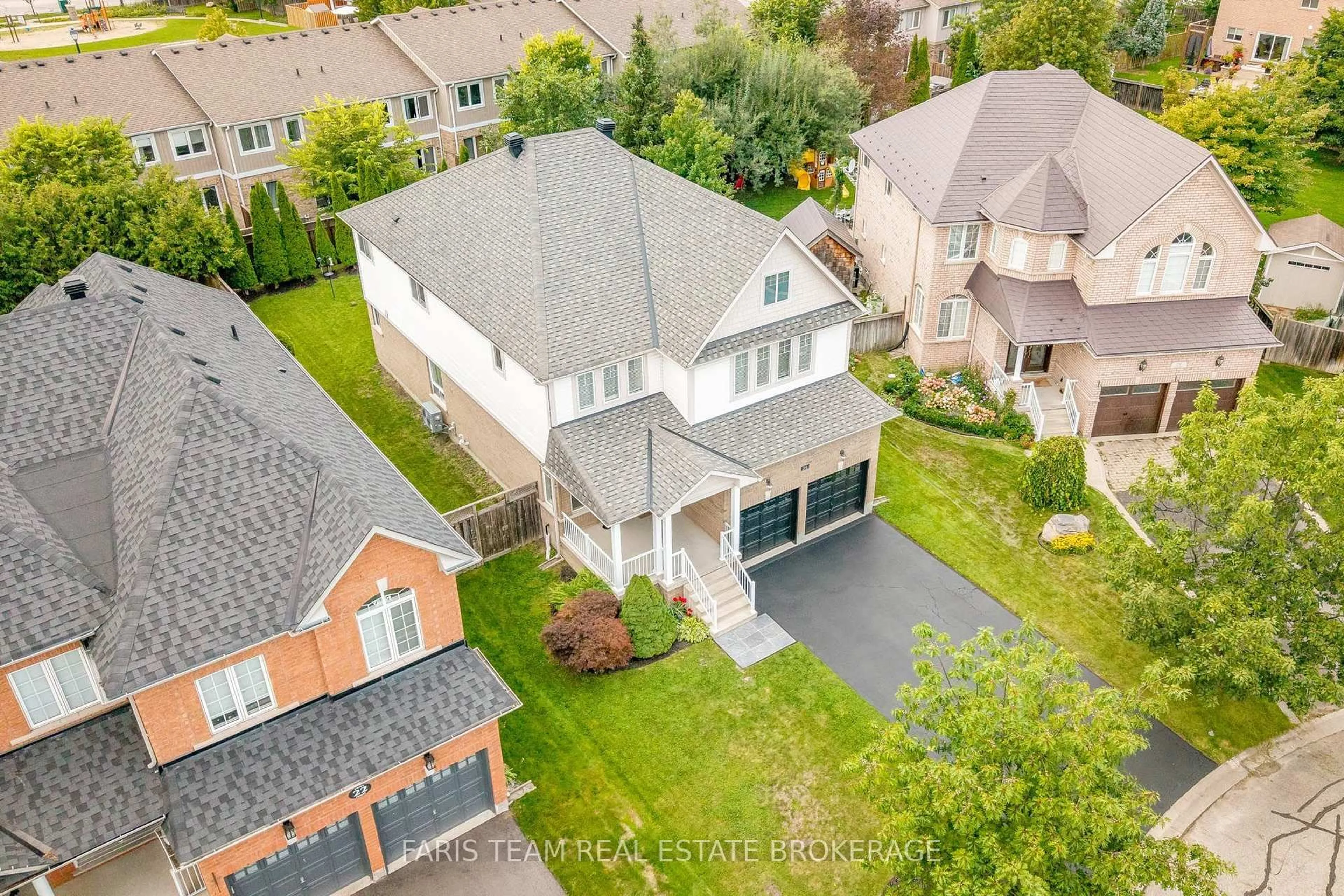 A pic from outside/outdoor area/front of a property/back of a property/a pic from drone, street for 24 Pepin Crt, Barrie Ontario L4M 7J4