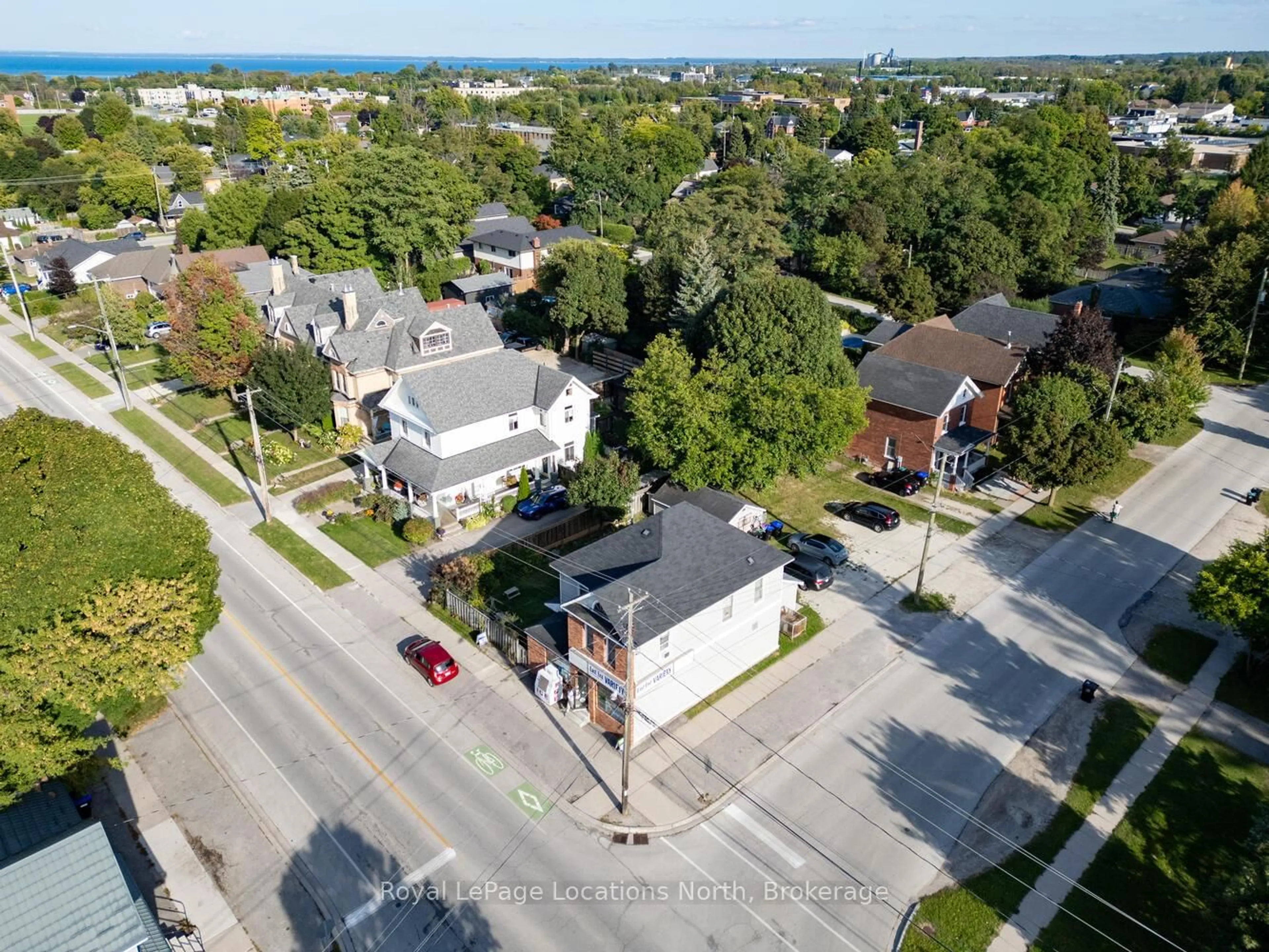 A pic from outside/outdoor area/front of a property/back of a property/a pic from drone, street for 256 Ontario St, Collingwood Ontario L9Y 1M9