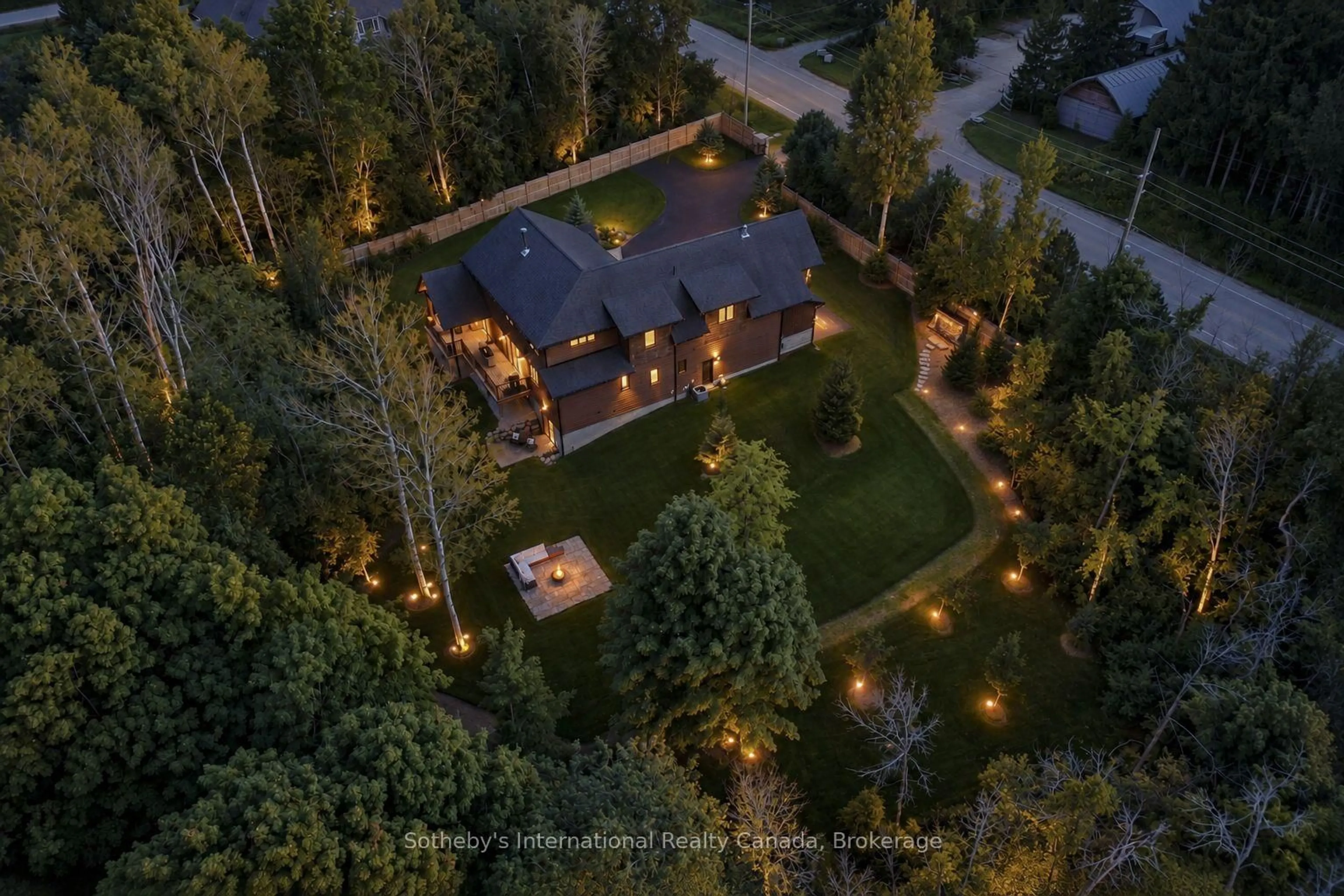 A pic from outside/outdoor area/front of a property/back of a property/a pic from drone, unknown for 133 OSLER BLUFF Rd, Collingwood Ontario L9Y 0W4