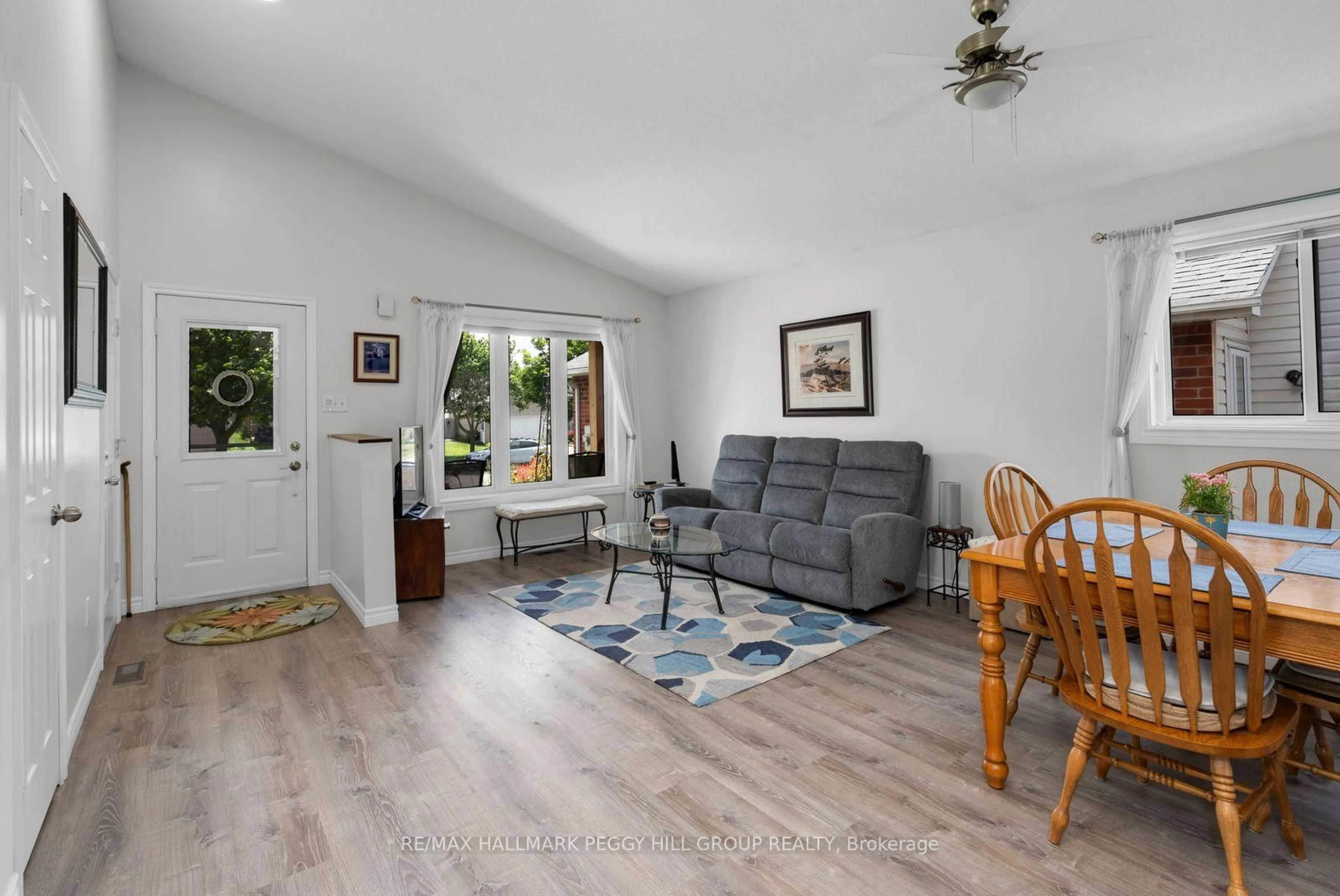 Living room with furniture, unknown for 18 Draper Cres, Barrie Ontario L4N 8A9