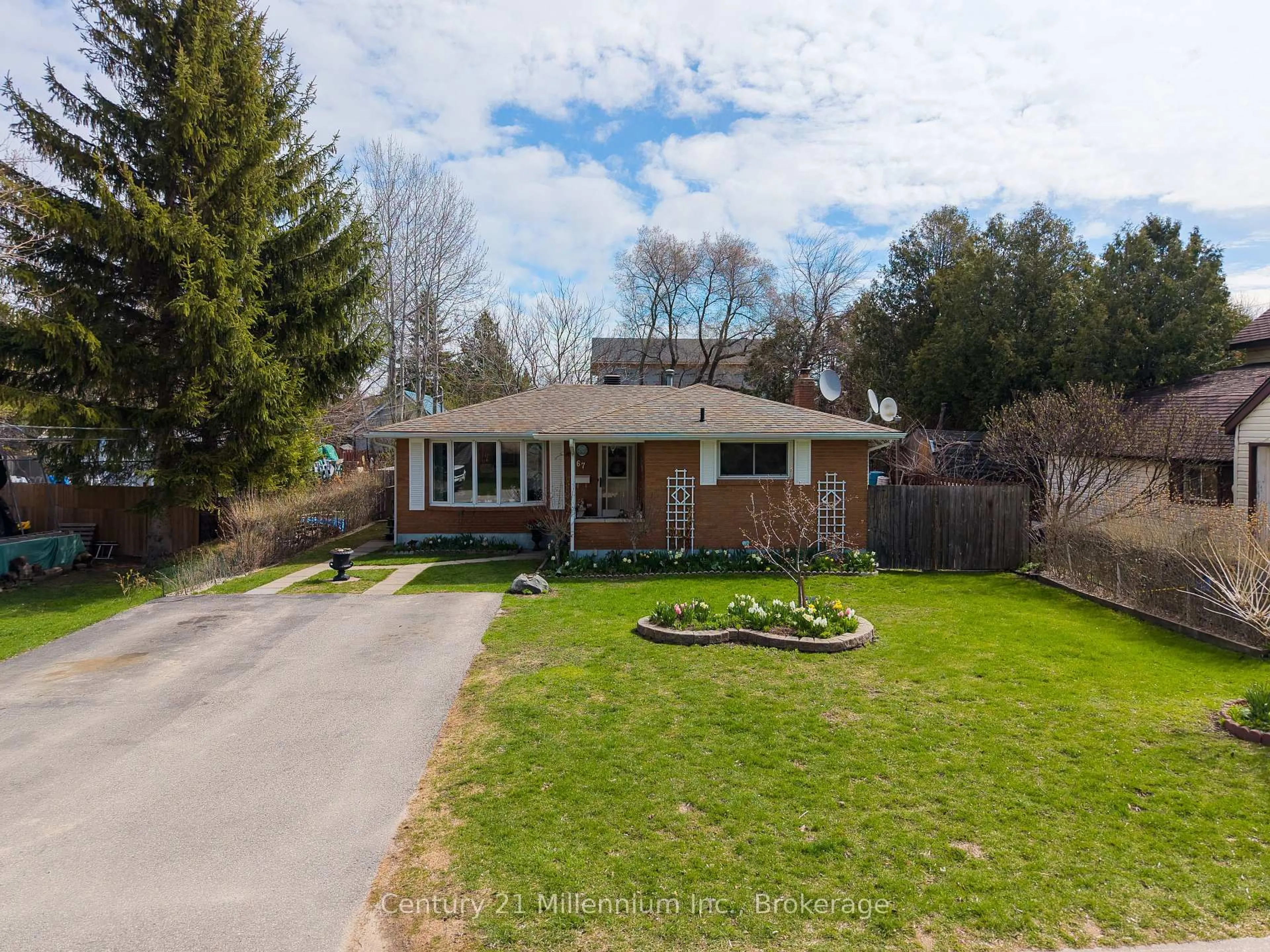 A pic from outside/outdoor area/front of a property/back of a property/a pic from drone, street for 67 East St, Collingwood Ontario L9Y 3W7