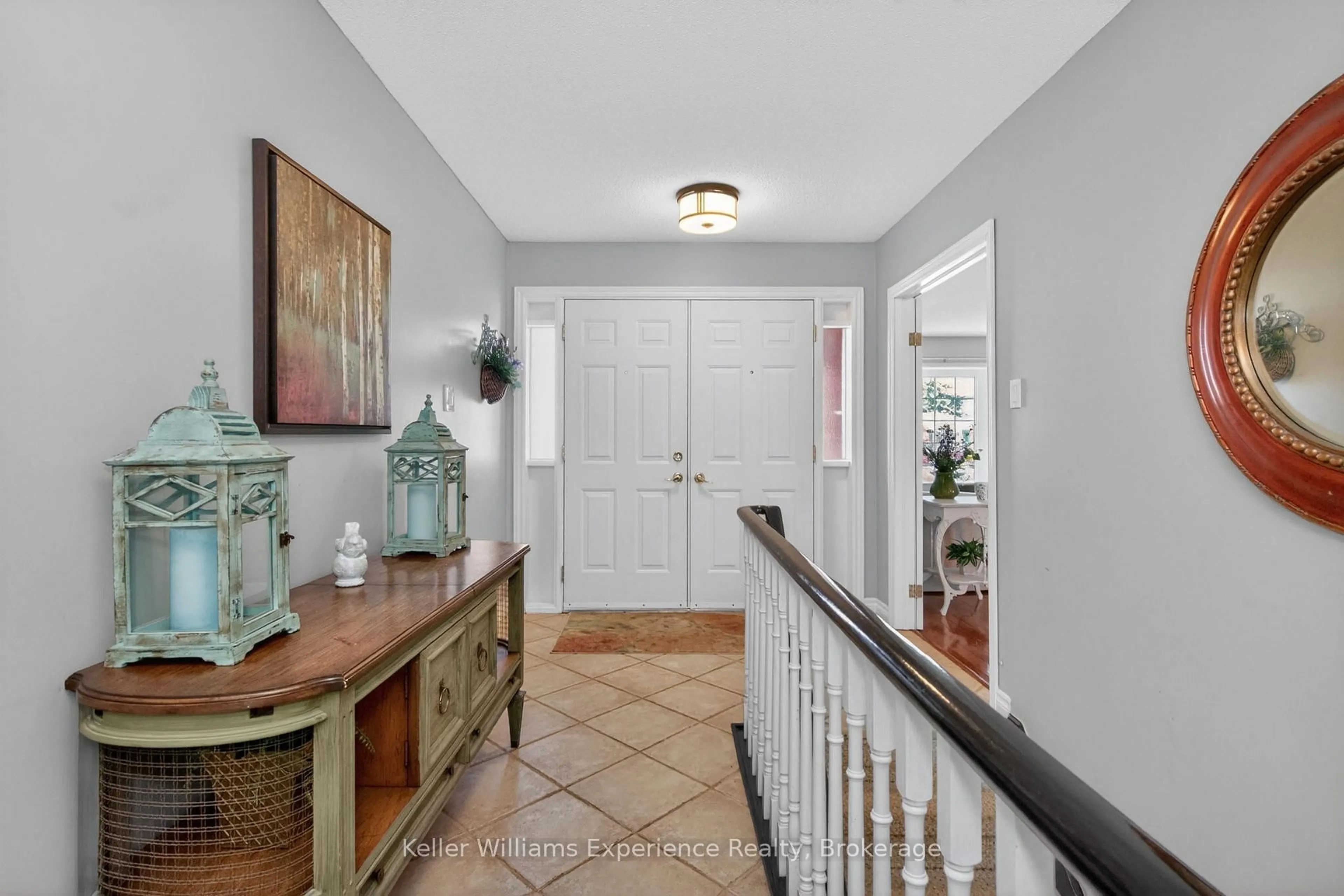 Indoor entryway for 933 Playfair Rd, Midland Ontario L4R 4X9