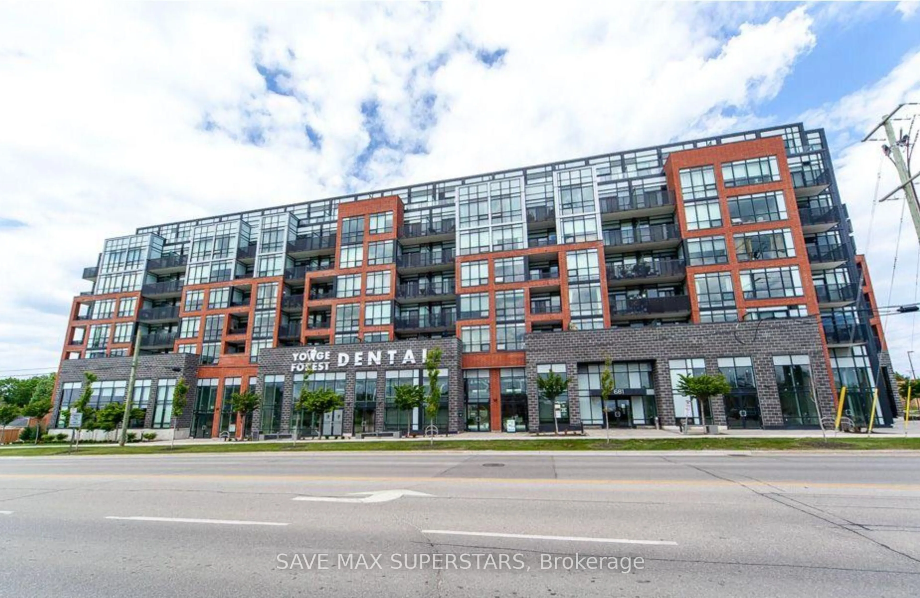 Patio, building for 681 Yonge St #611, Barrie Ontario L4N 4E8