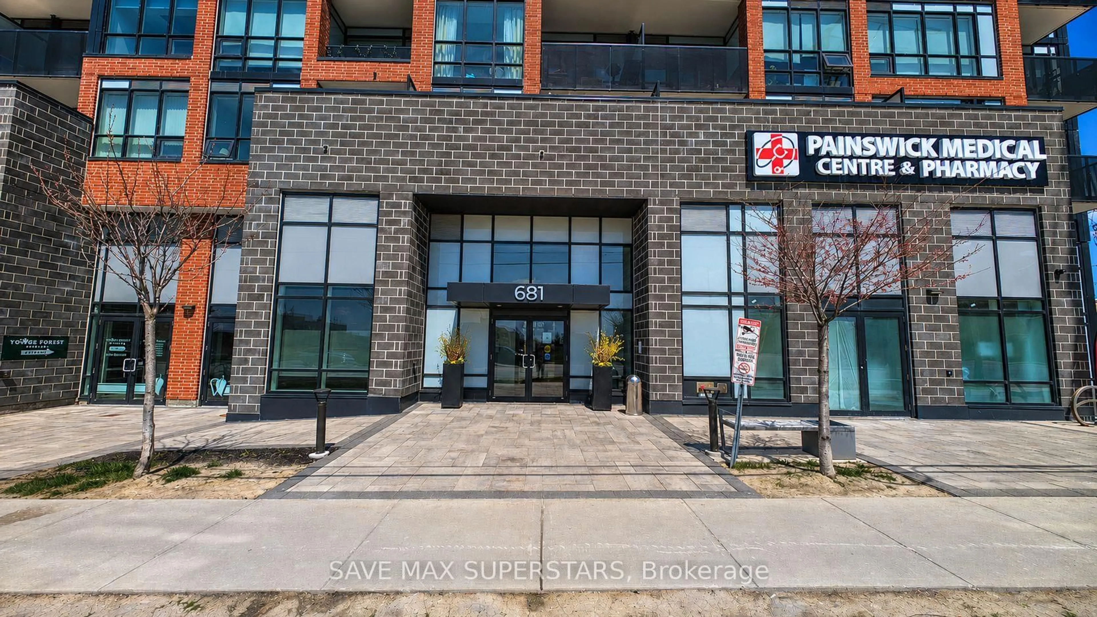 Patio, building for 681 Yonge St #611, Barrie Ontario L4N 4E8