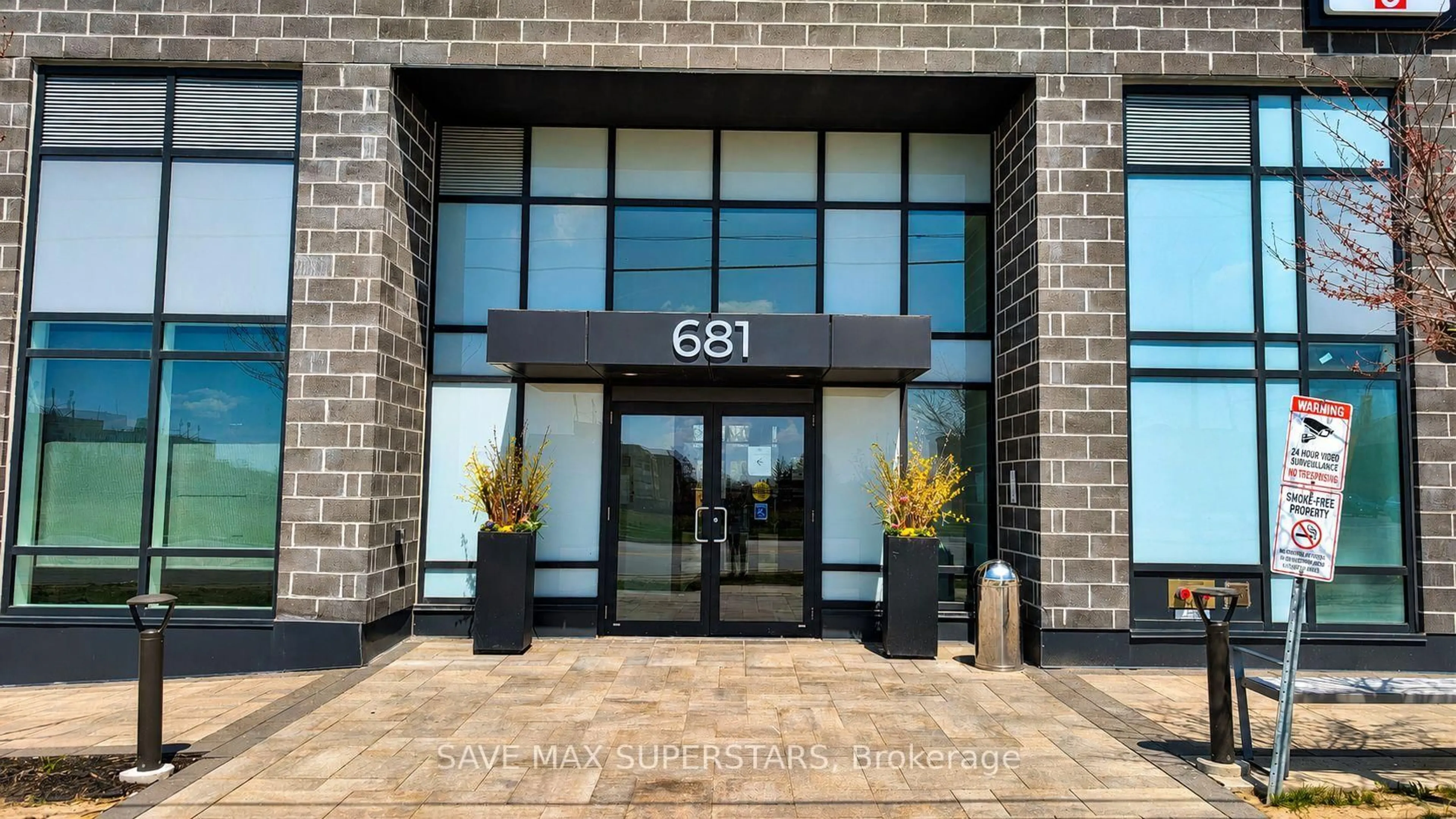Indoor foyer for 681 Yonge St #611, Barrie Ontario L4N 4E8