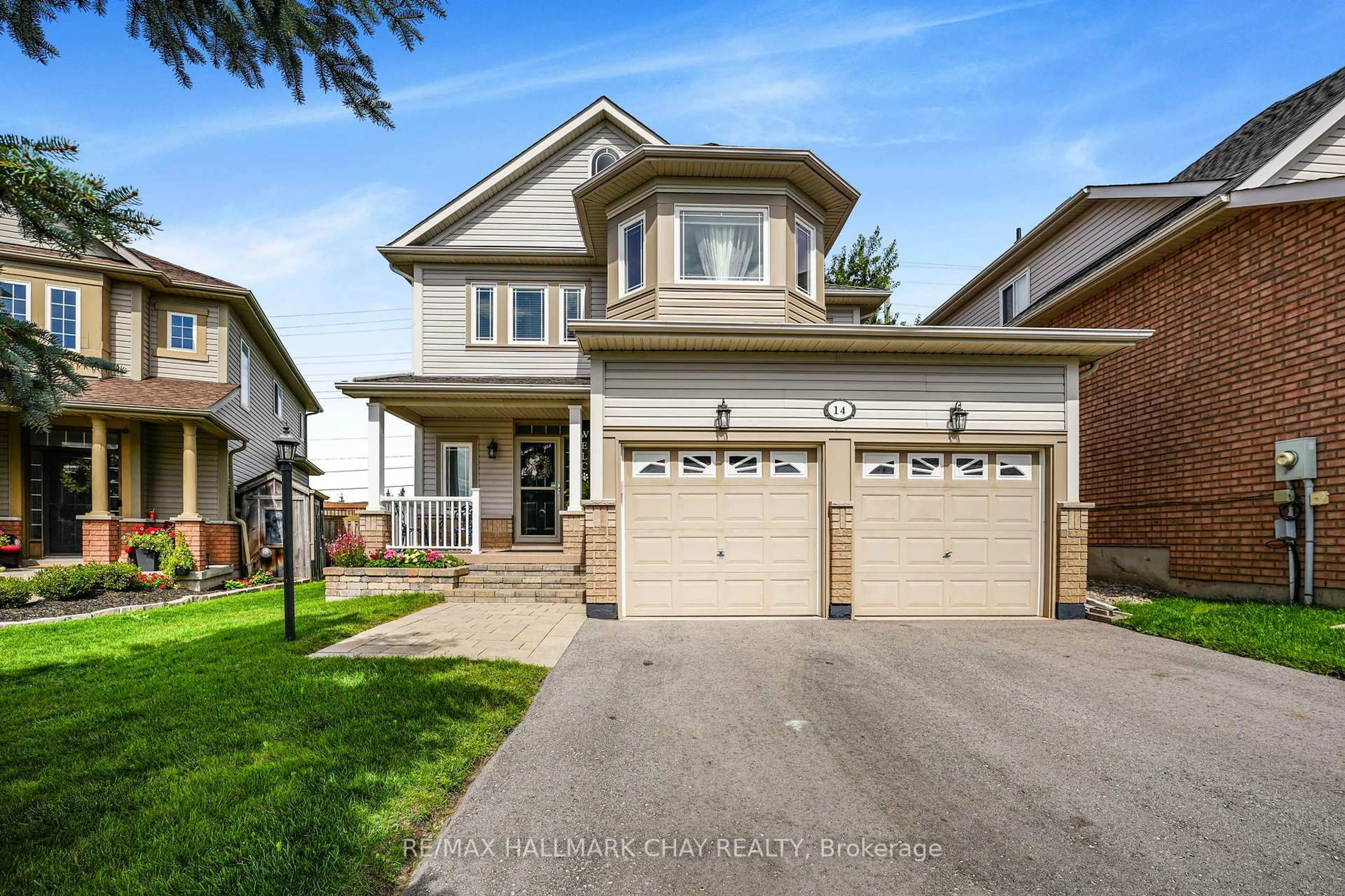 Home with vinyl exterior material, street for 14 Strathmore Pl, Barrie Ontario L4N 0K1