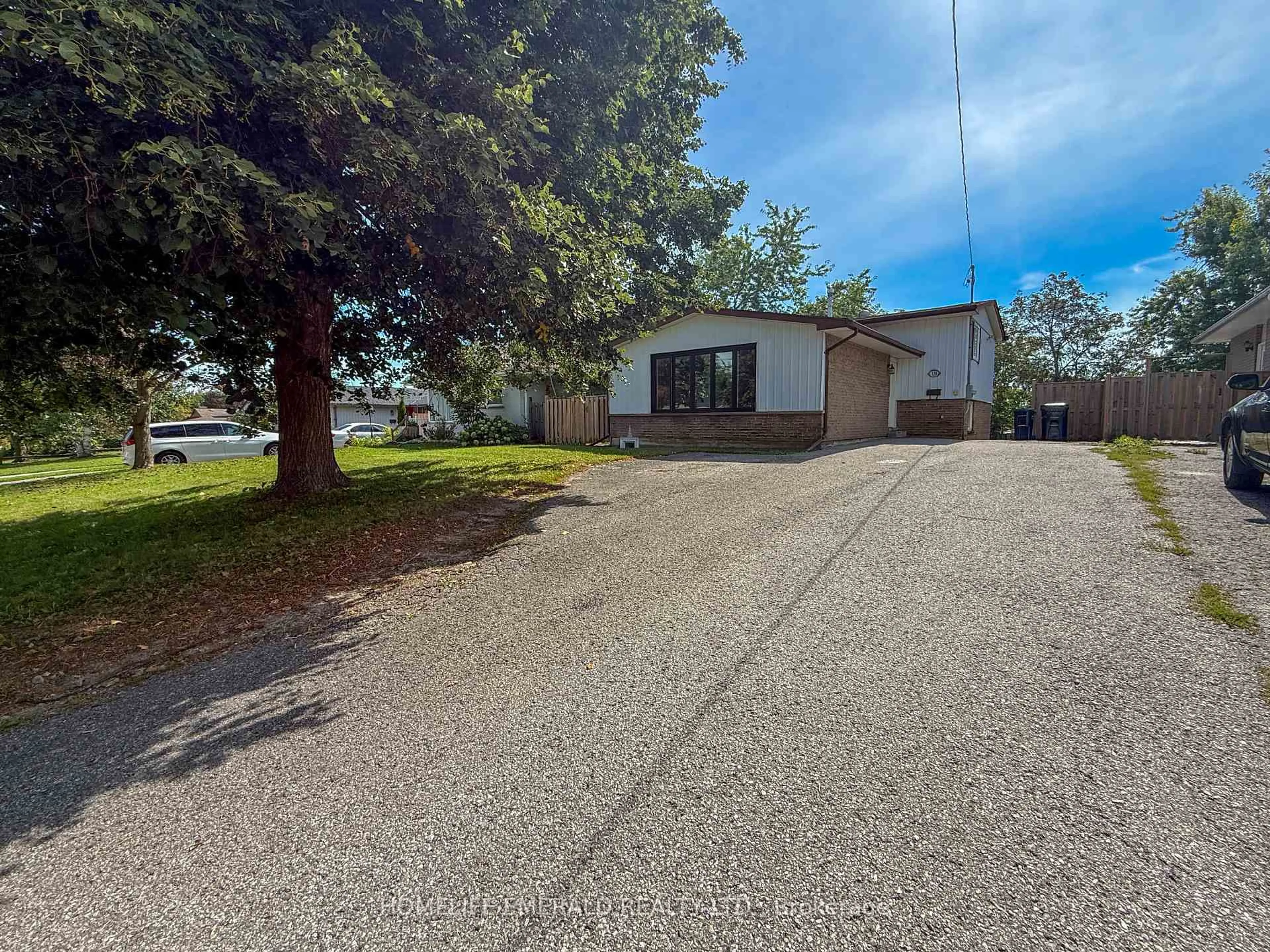 A pic from outside/outdoor area/front of a property/back of a property/a pic from drone, street for 131 Cundles Rd, Barrie Ontario L4M 3A1