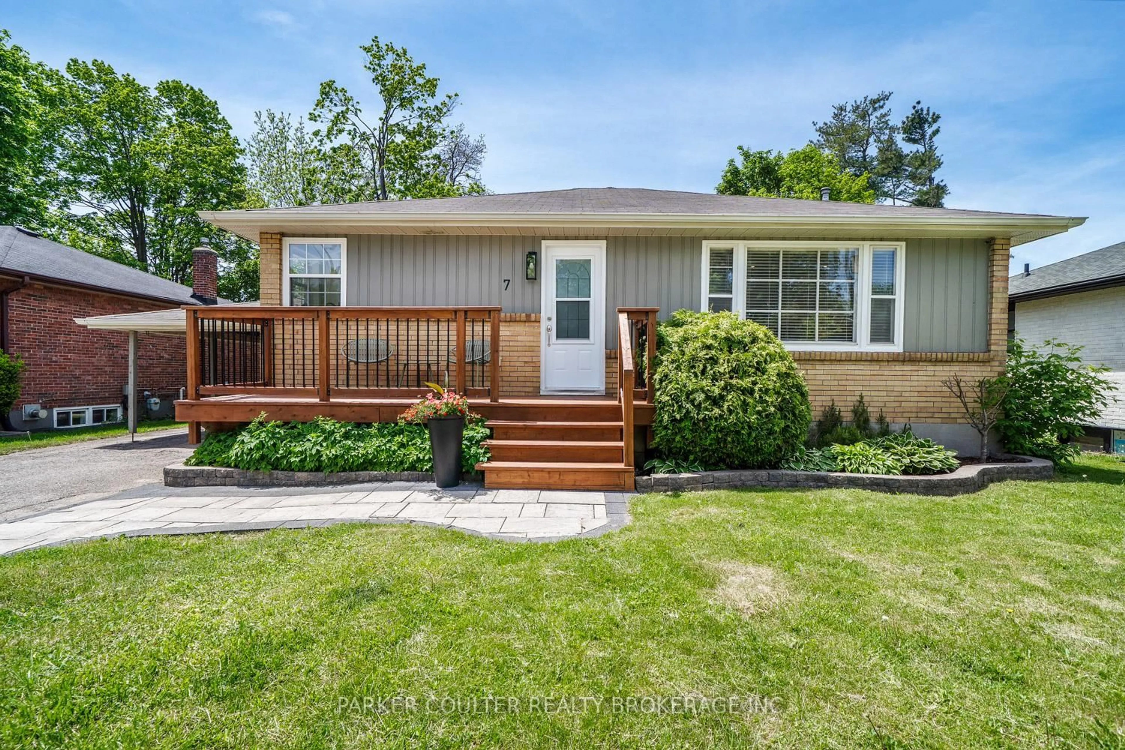 Home with vinyl exterior material, street for 7 Oakley Park Sq, Barrie Ontario L4M 2J9