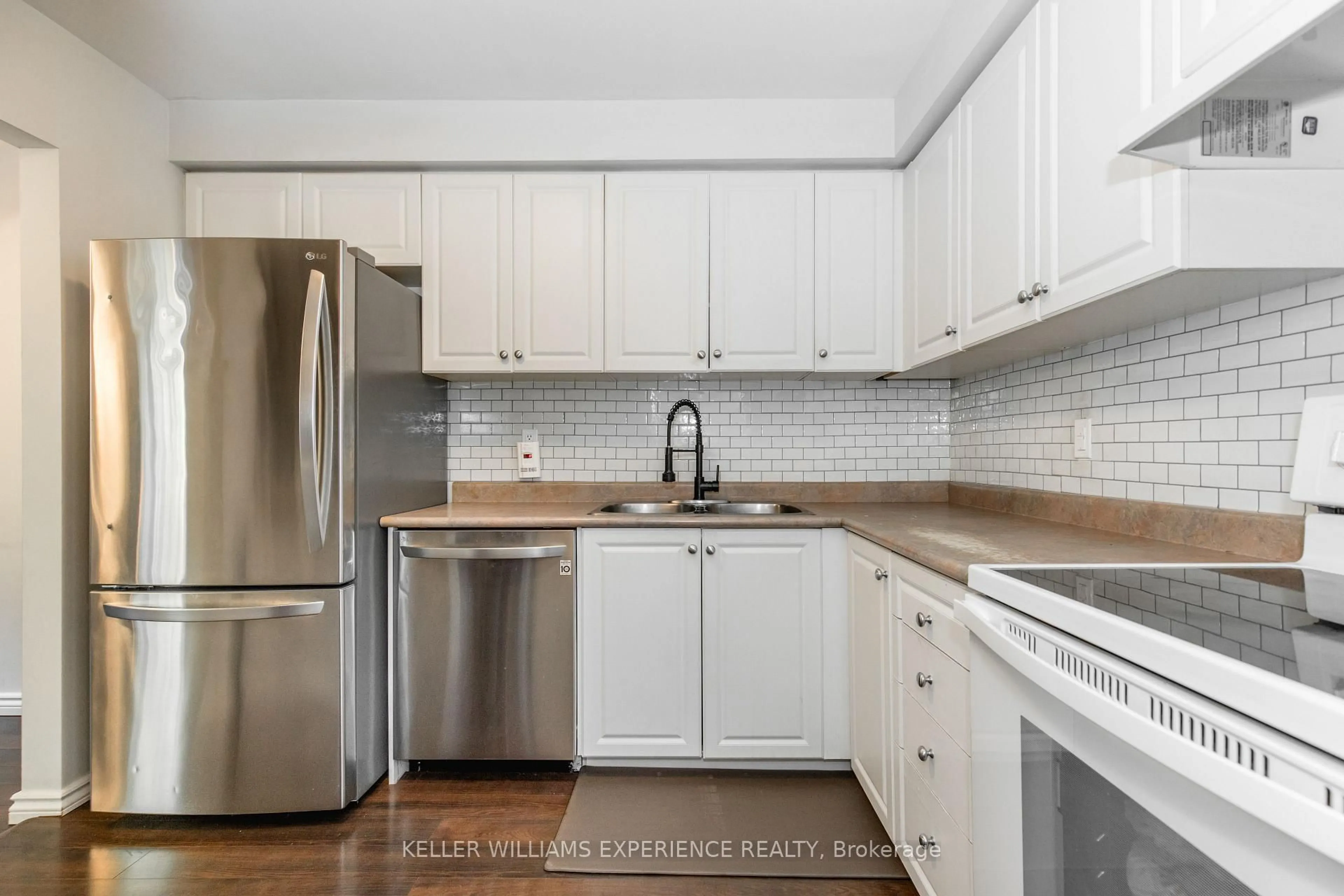 Standard kitchen, unknown for 49 Burns Circ, Barrie Ontario L4N 5J8