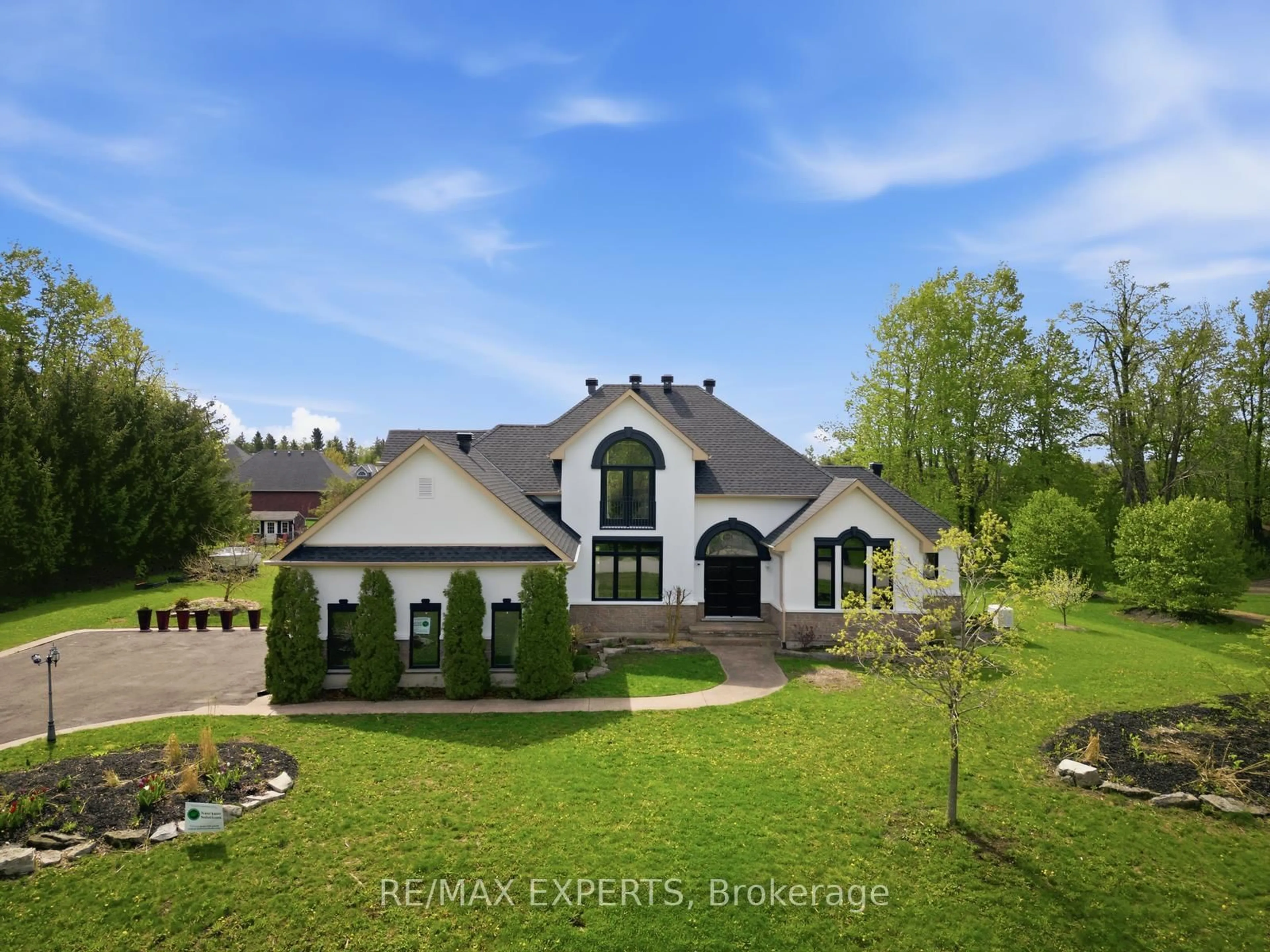 A pic from outside/outdoor area/front of a property/back of a property/a pic from drone, unknown for 11 Basswood Circ, Oro-Medonte Ontario L0L 2L0
