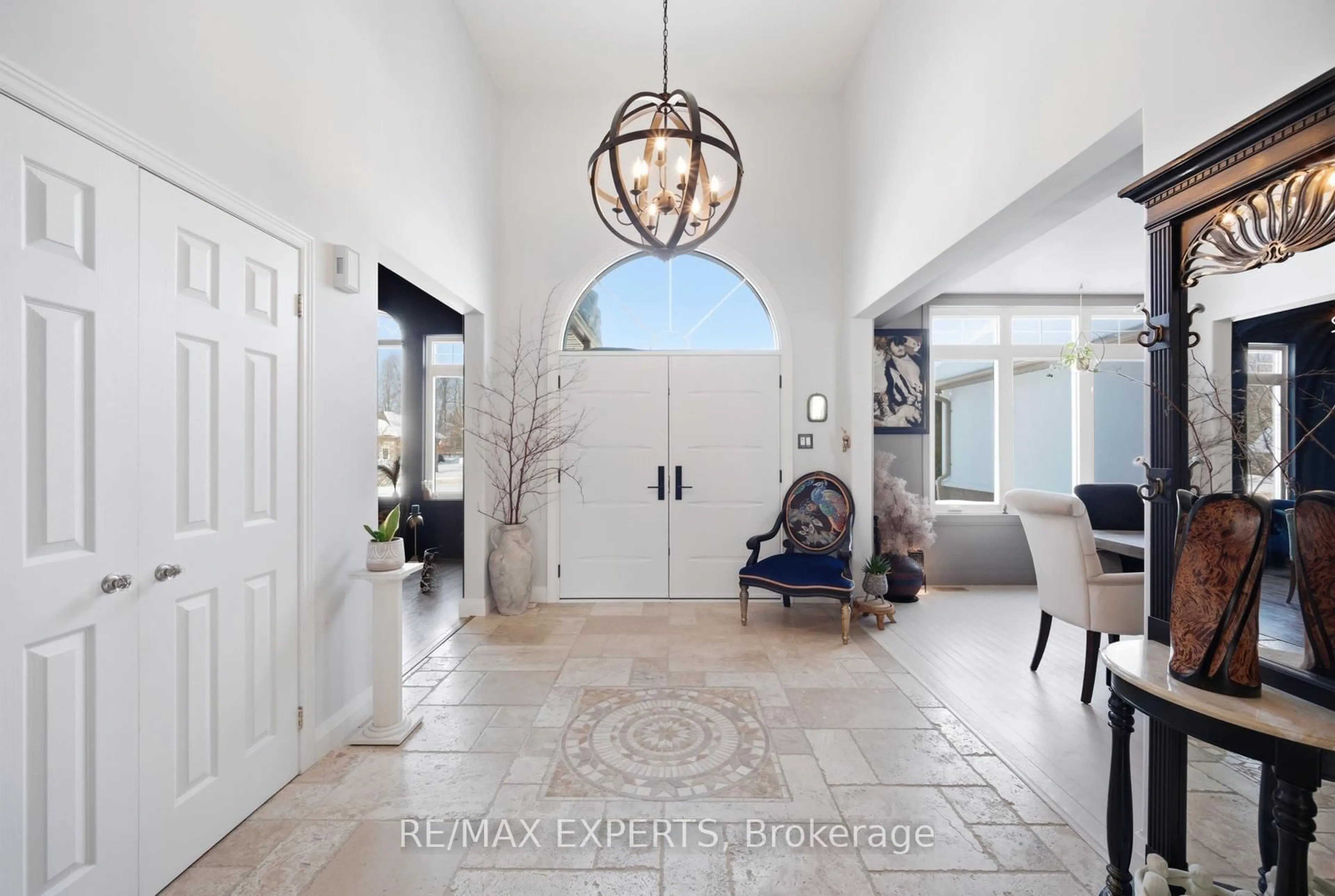 Indoor entryway for 11 Basswood Circ, Oro-Medonte Ontario L0L 2L0