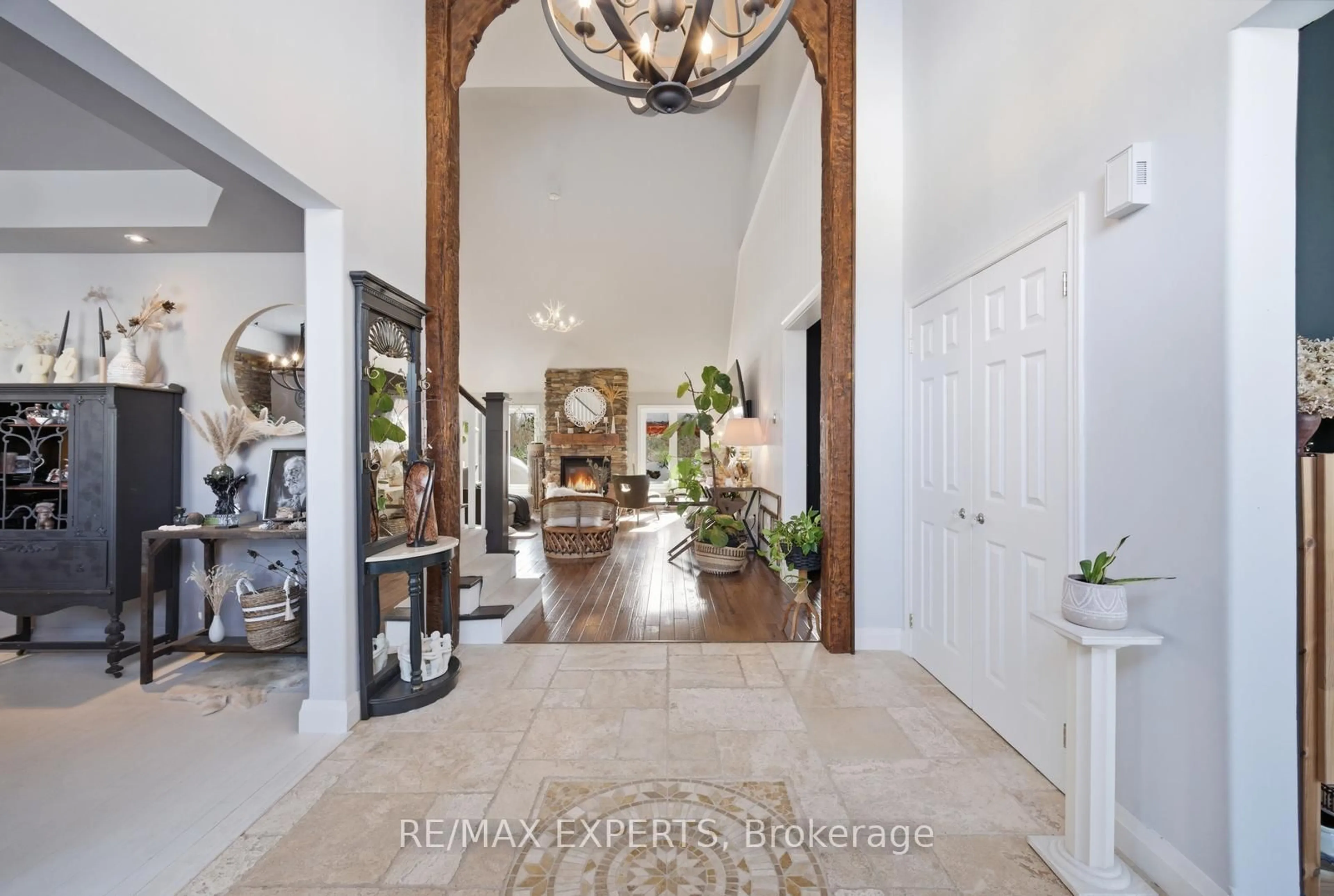 Indoor entryway for 11 Basswood Circ, Oro-Medonte Ontario L0L 2L0