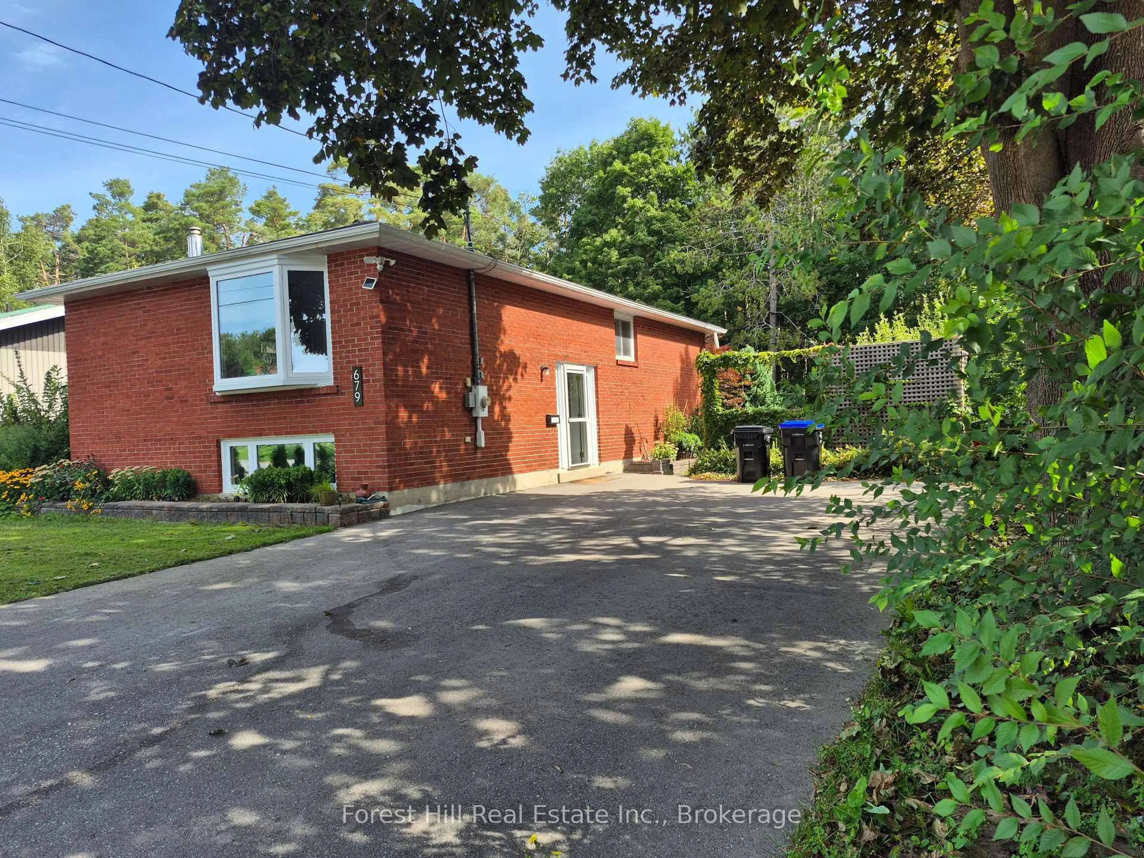 A pic from outside/outdoor area/front of a property/back of a property/a pic from drone, street for 679 Simcoe Ave, Tay Ontario L0K 1R0