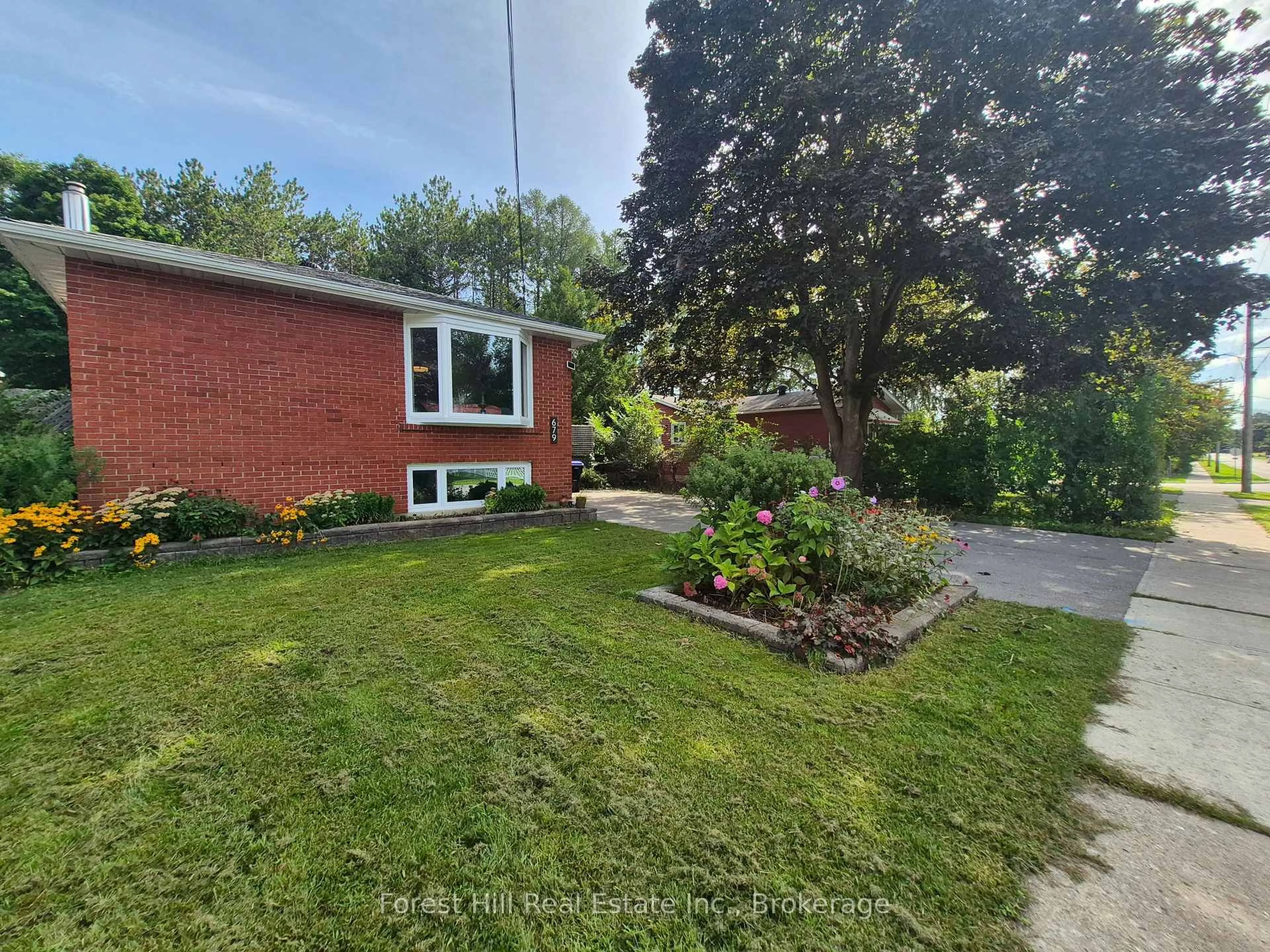 A pic from outside/outdoor area/front of a property/back of a property/a pic from drone, street for 679 Simcoe Ave, Tay Ontario L0K 1R0