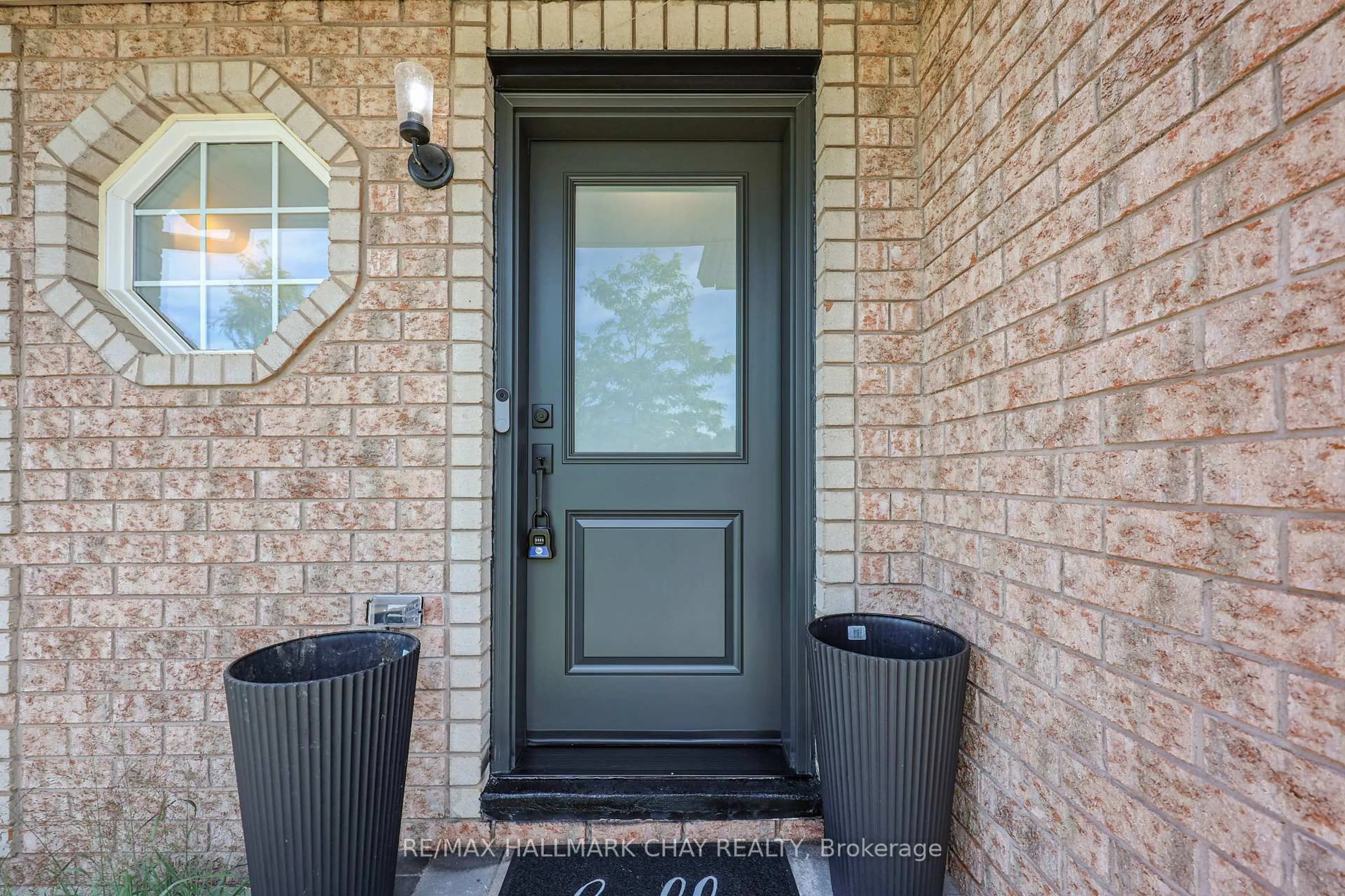 Indoor entryway for 16 Buggs Gate, Barrie Ontario L4M 7A9