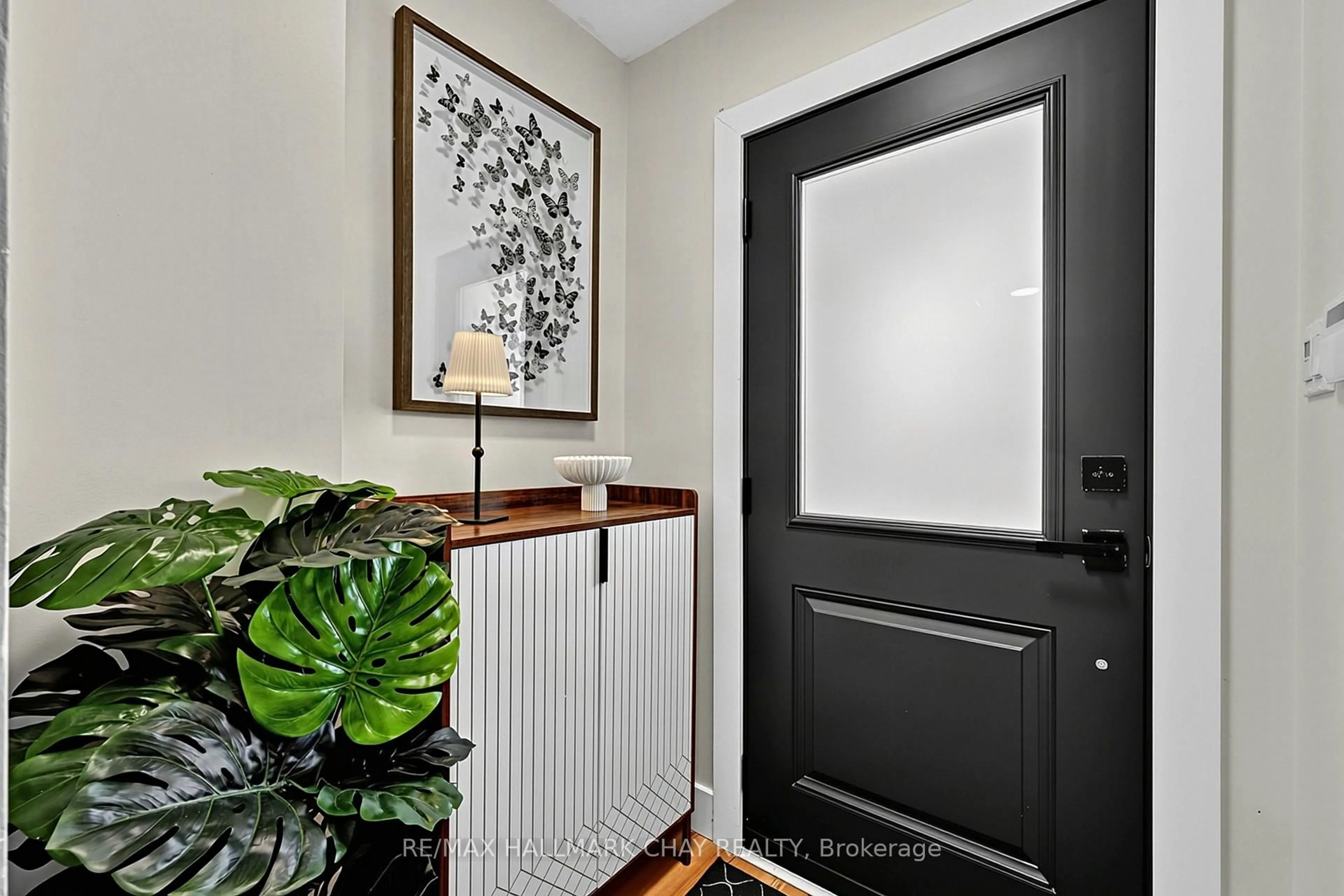 Indoor entryway for 16 Buggs Gate, Barrie Ontario L4M 7A9