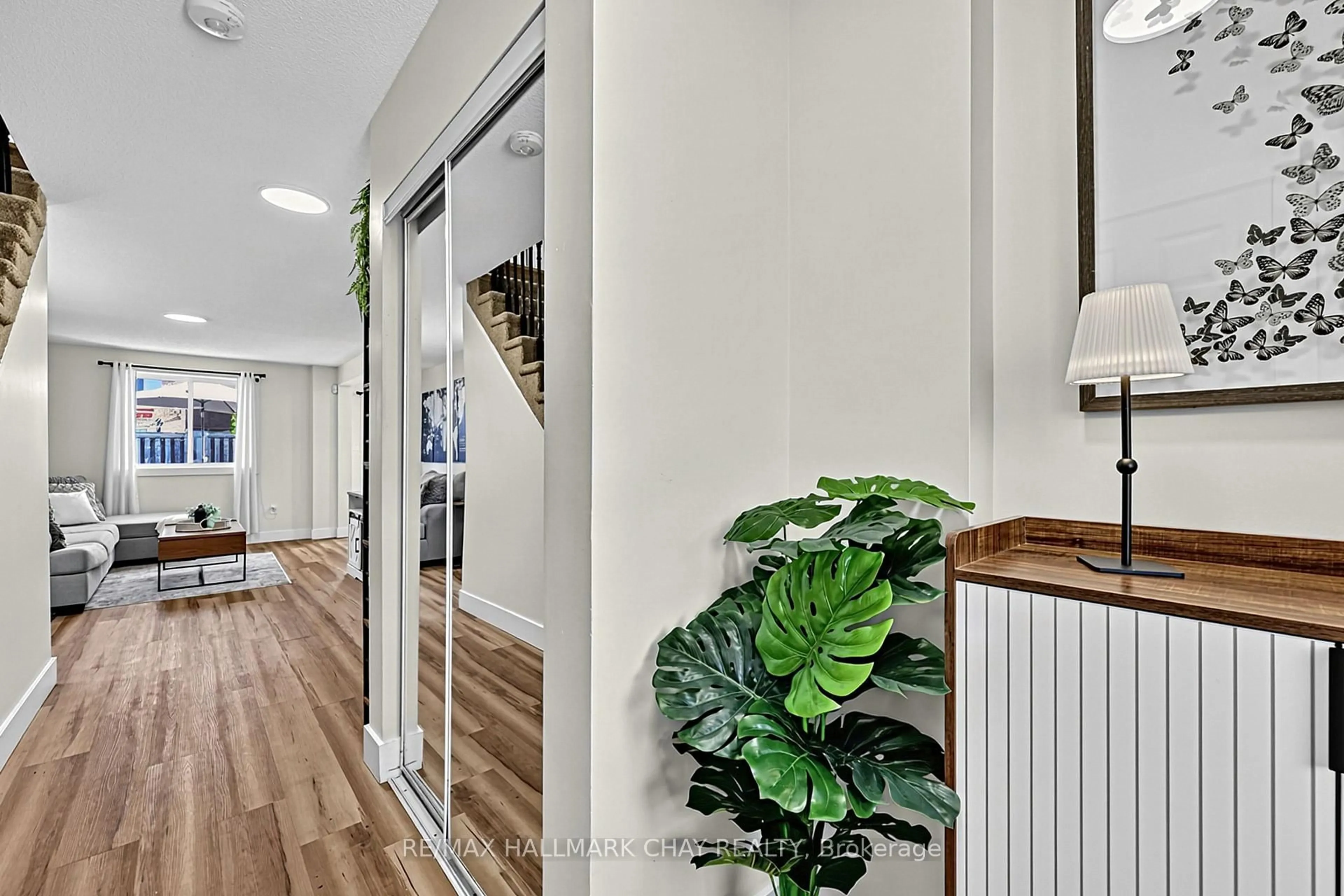 Indoor entryway for 16 Buggs Gate, Barrie Ontario L4M 7A9