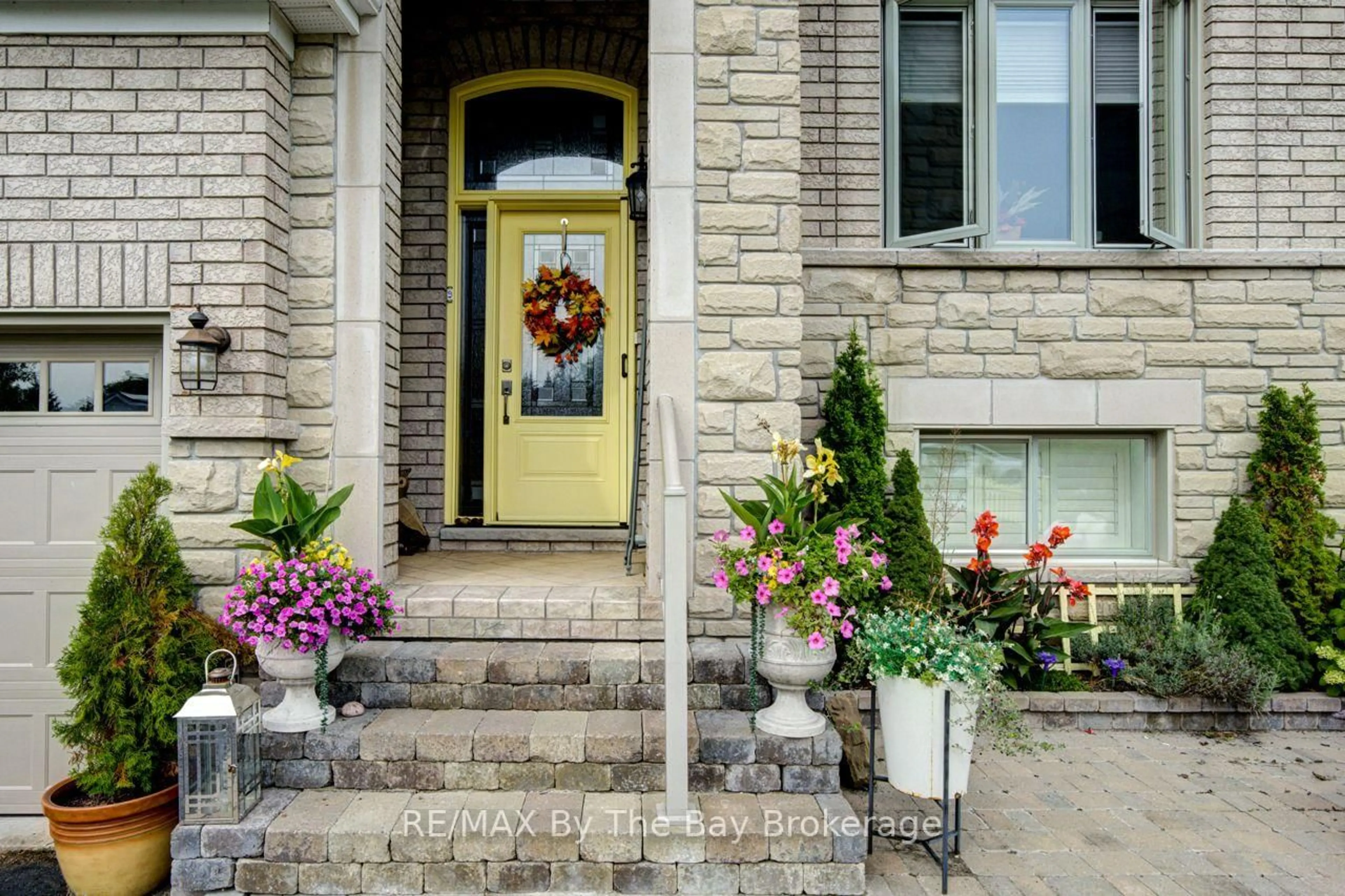 Indoor entryway for 9 Cranberry Hts, Wasaga Beach Ontario L9Z 1M9