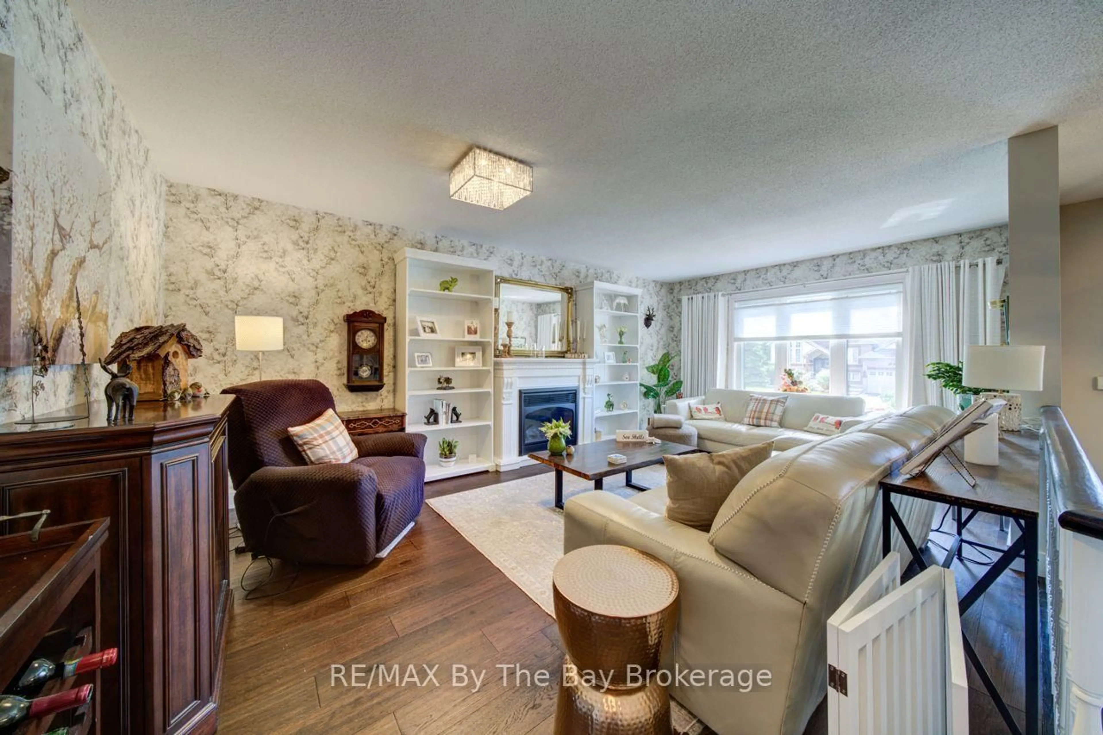 Living room with furniture, wood/laminate floor for 9 Cranberry Hts, Wasaga Beach Ontario L9Z 1M9