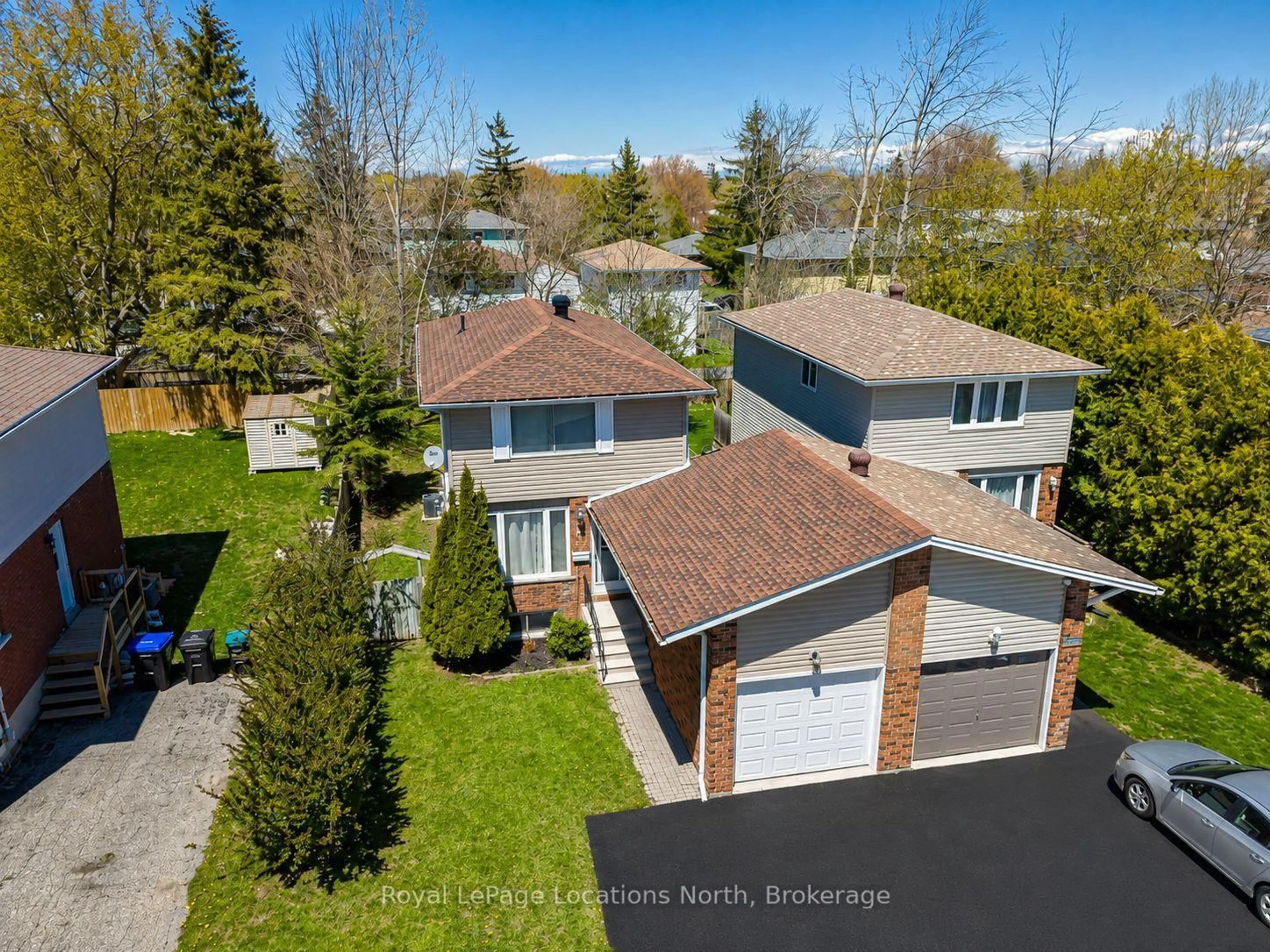 A pic from outside/outdoor area/front of a property/back of a property/a pic from drone, street for 514 Tenth St, Collingwood Ontario L9Y 2H3