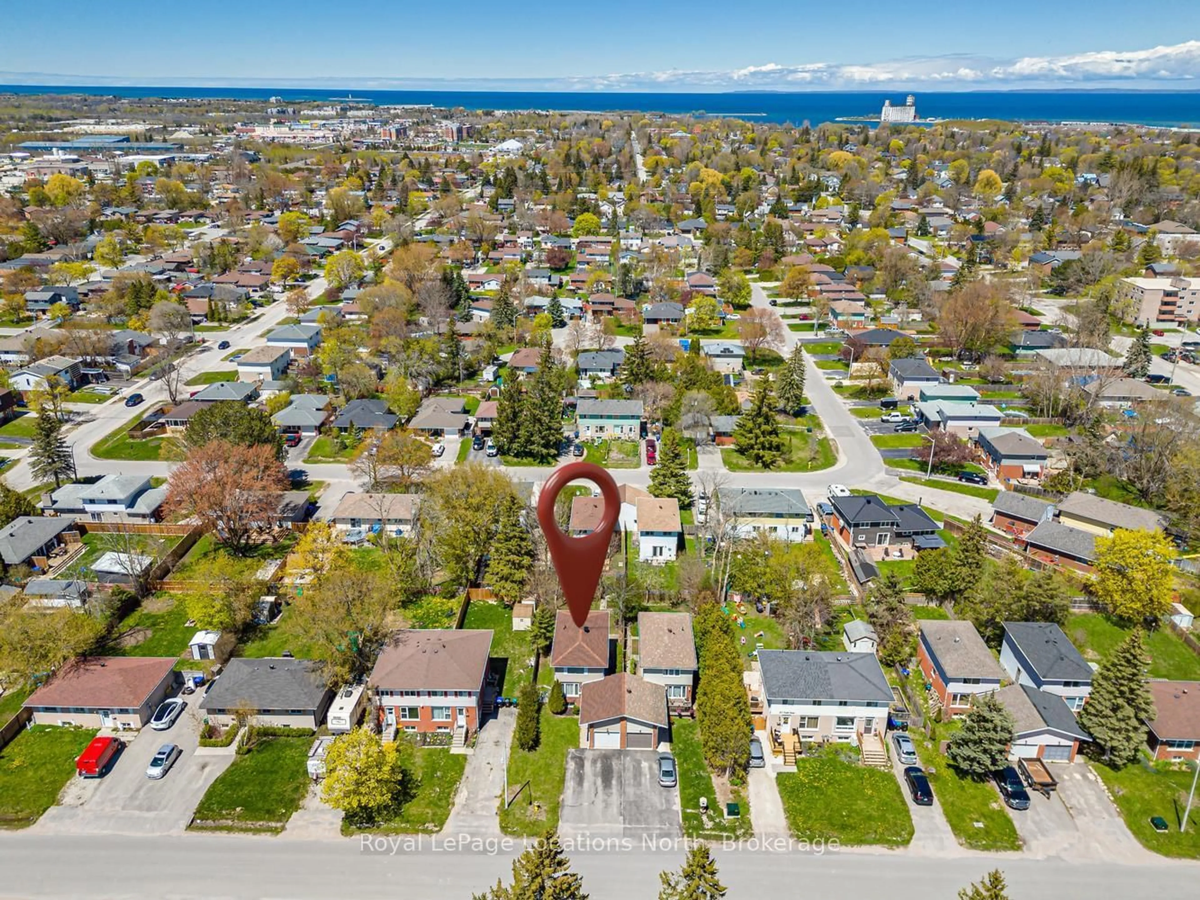 A pic from outside/outdoor area/front of a property/back of a property/a pic from drone, street for 514 Tenth St, Collingwood Ontario L9Y 2H3