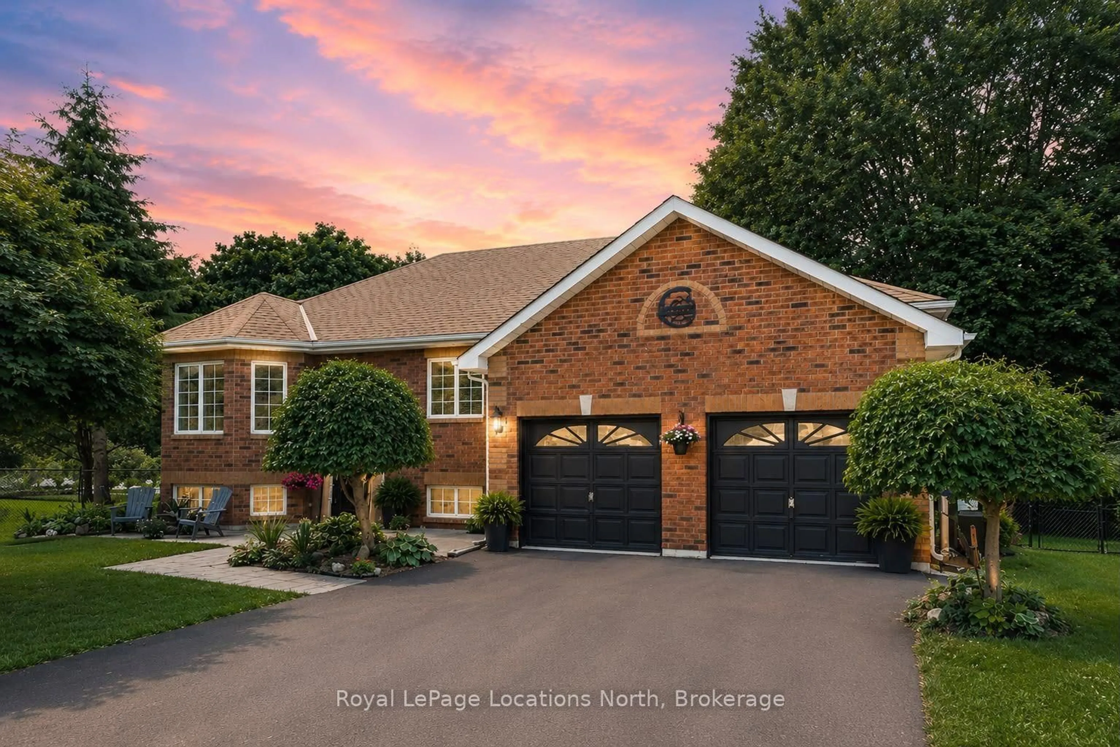 Home with brick exterior material, street for 7 Coles Crt, Wasaga Beach Ontario L9Z 1H5