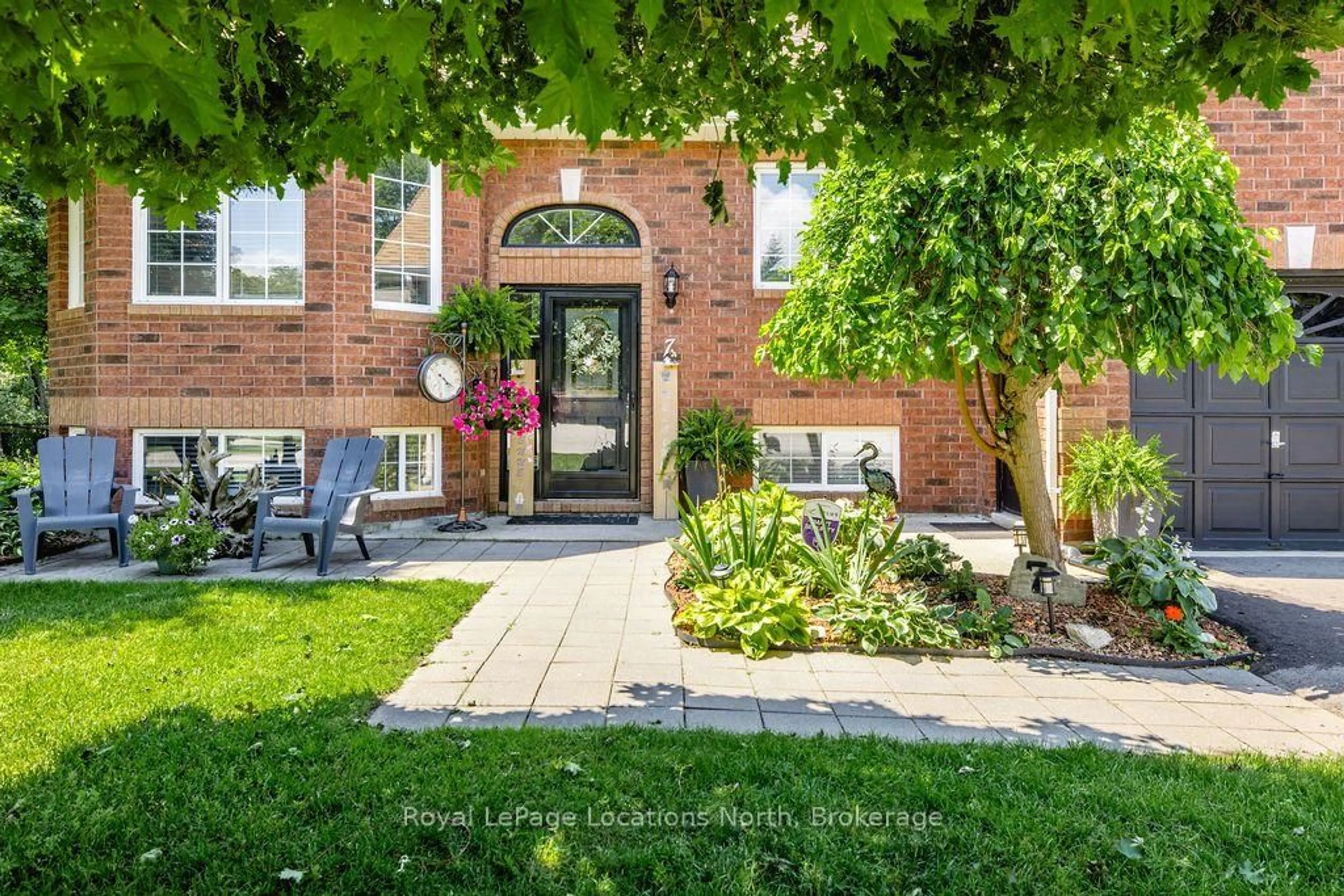 Home with brick exterior material, street for 7 Coles Crt, Wasaga Beach Ontario L9Z 1H5