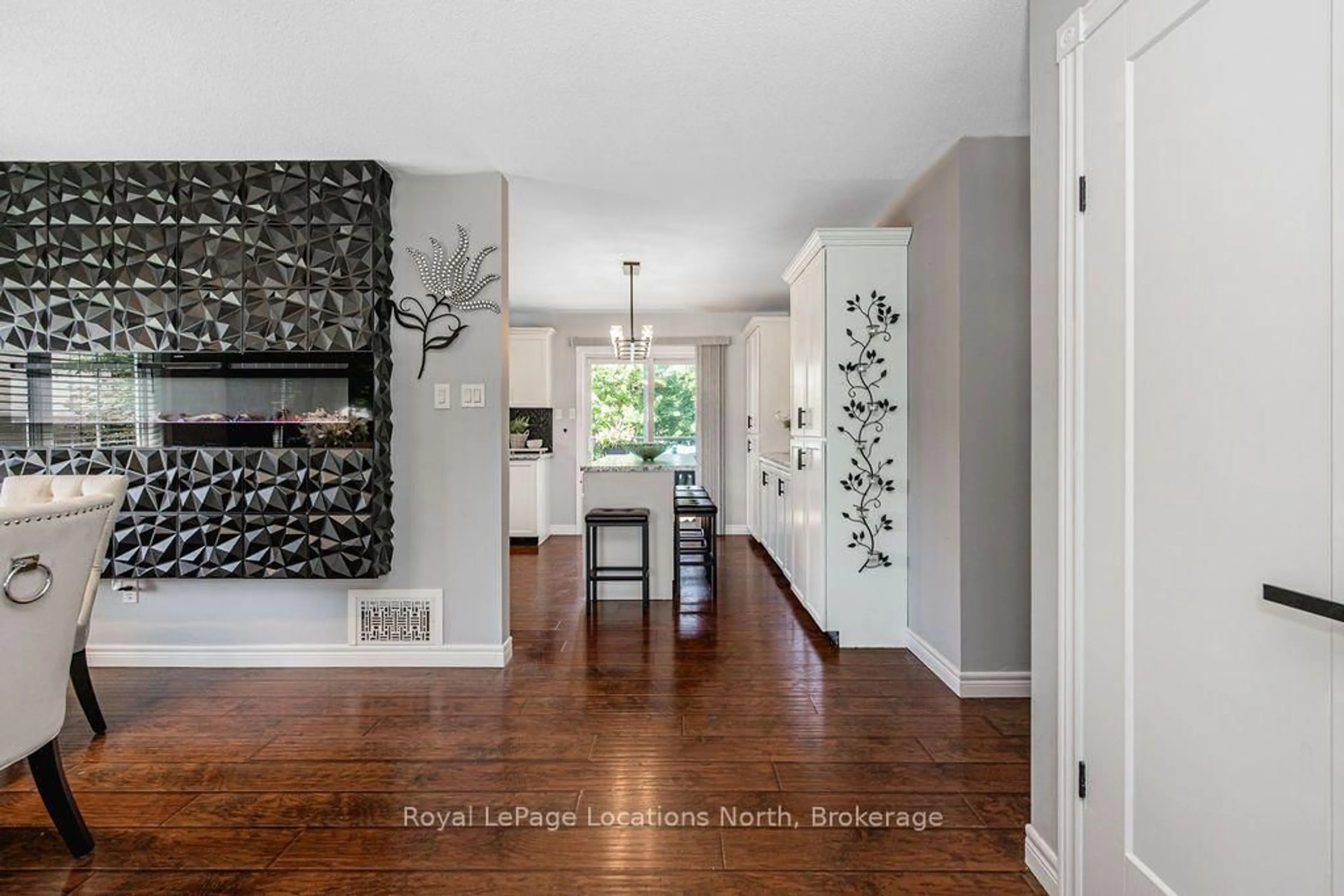 Indoor entryway for 7 Coles Crt, Wasaga Beach Ontario L9Z 1H5
