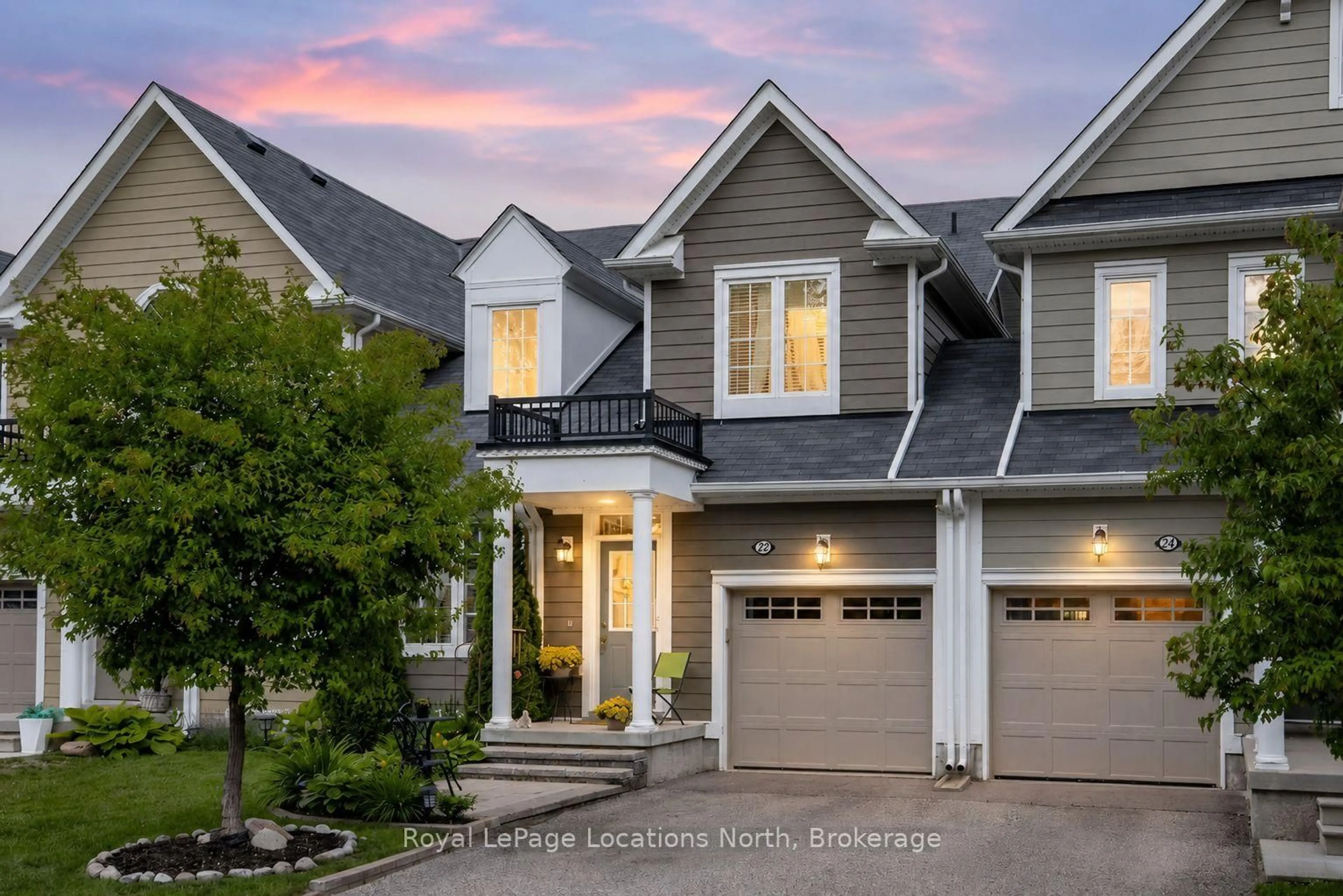 Home with vinyl exterior material, street for 22 Berkshire Ave, Wasaga Beach Ontario L9Z 0G3