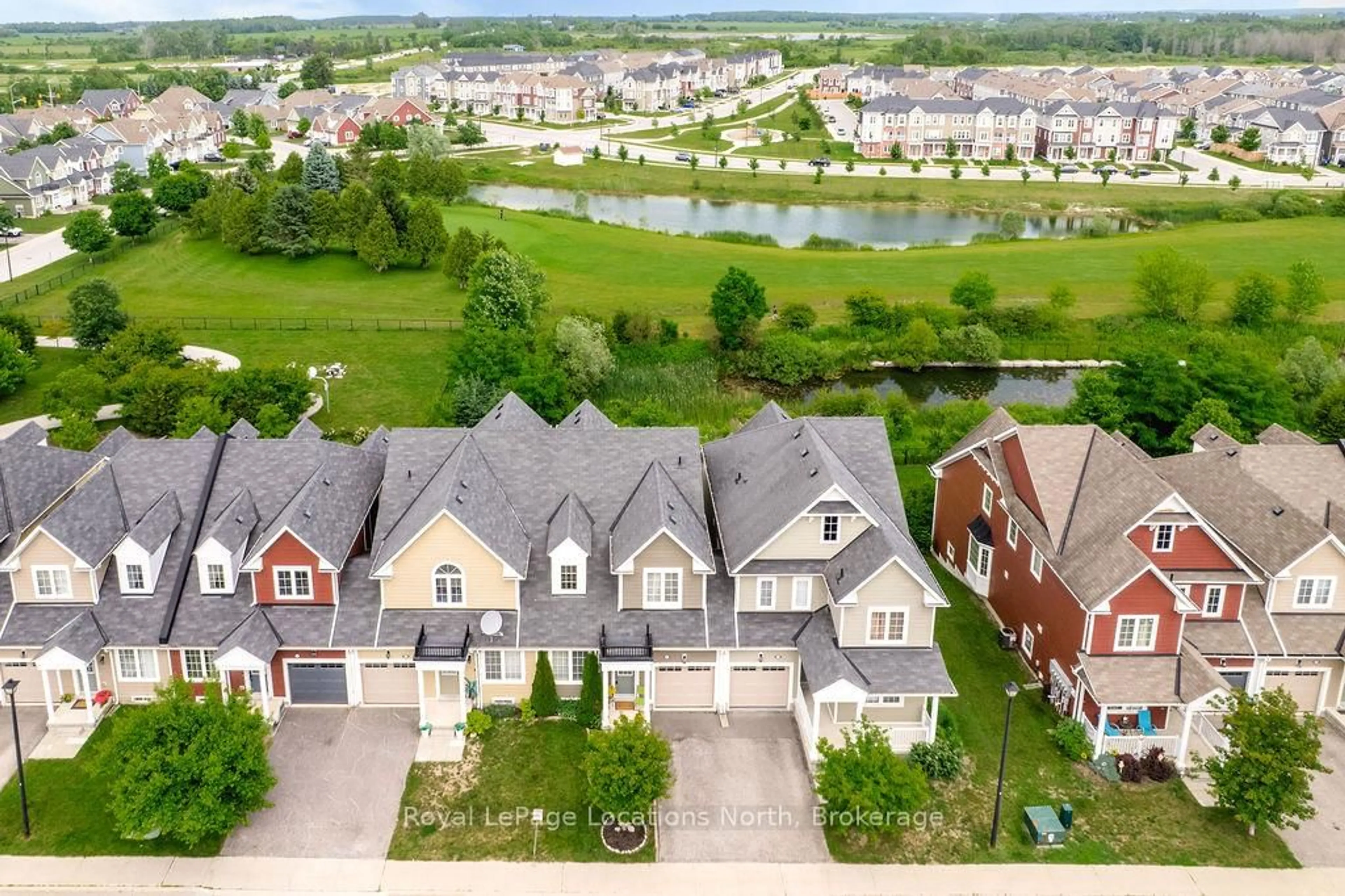 A pic from outside/outdoor area/front of a property/back of a property/a pic from drone, unknown for 22 Berkshire Ave, Wasaga Beach Ontario L9Z 0G3