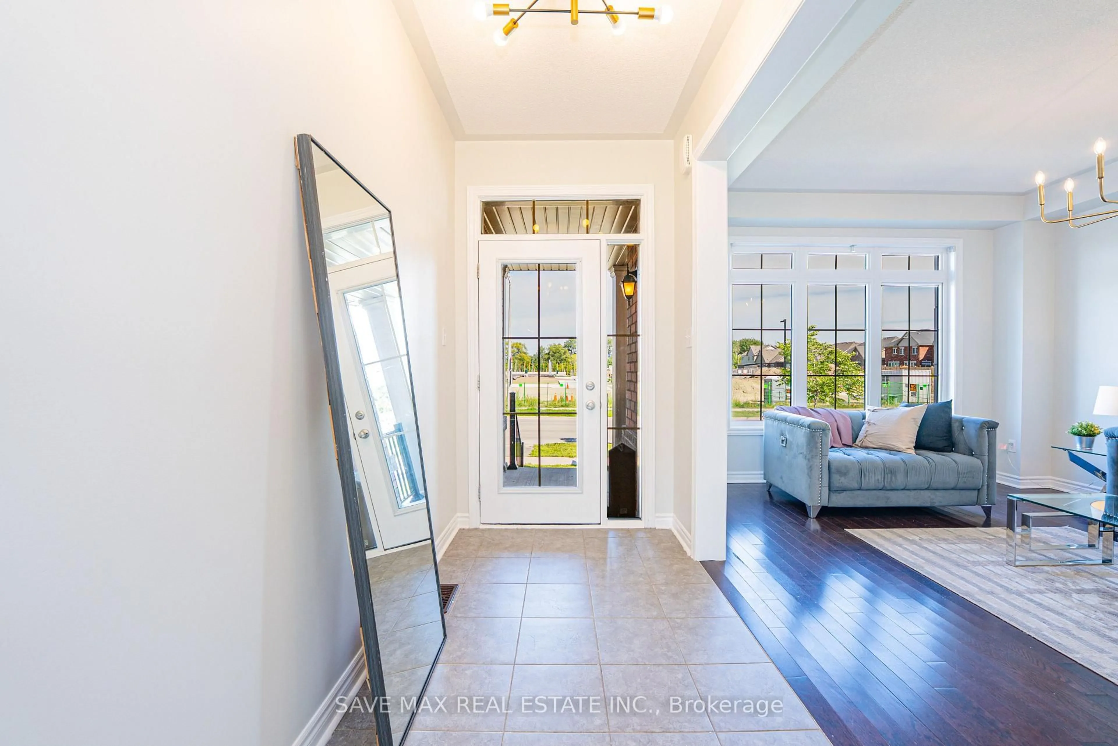 Indoor entryway for 28 Dey Dr, Collingwood Ontario L9Y 4C5