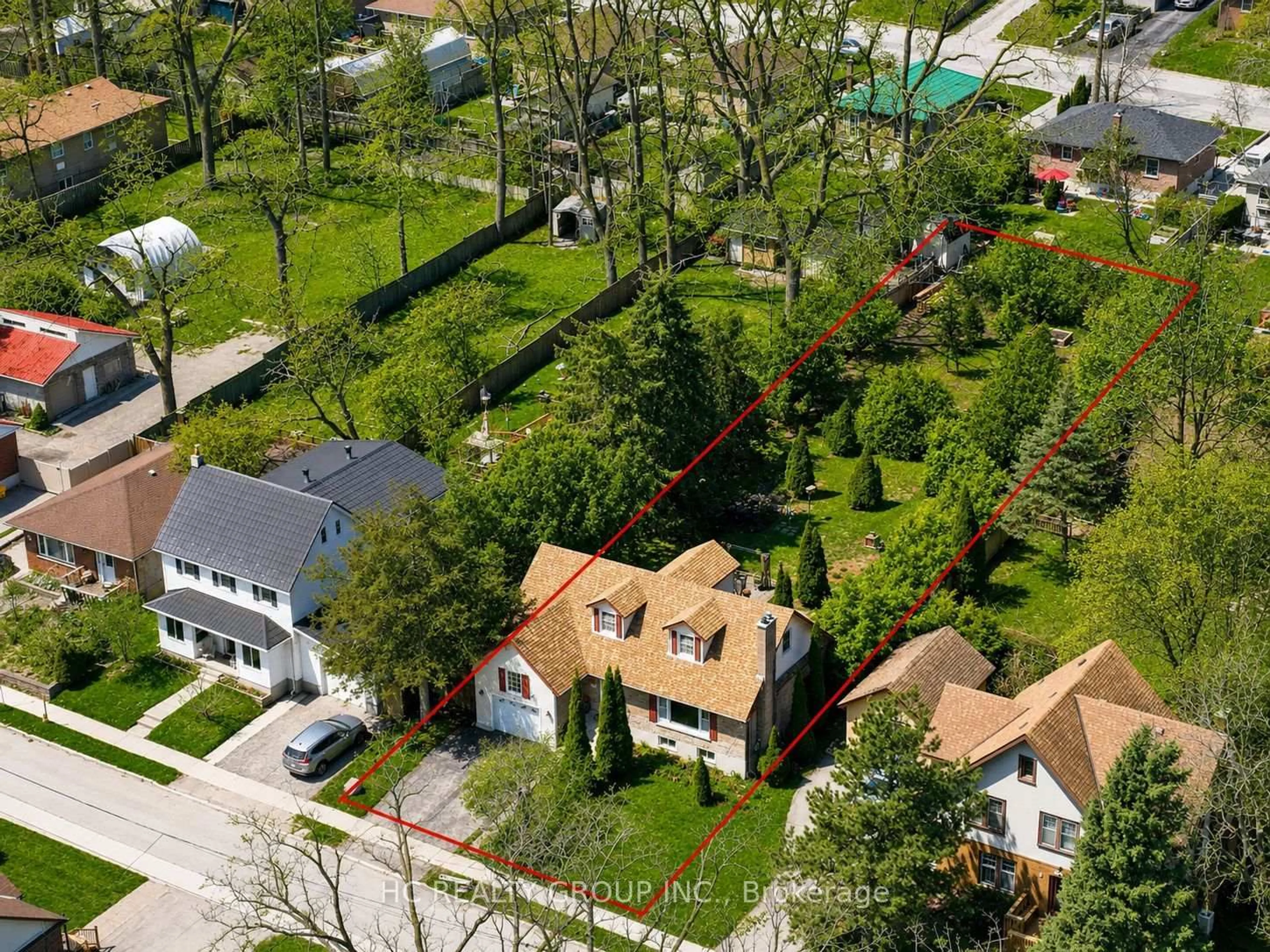 A pic from outside/outdoor area/front of a property/back of a property/a pic from drone, street for 10 NORTH St, Barrie Ontario L4M 2R9