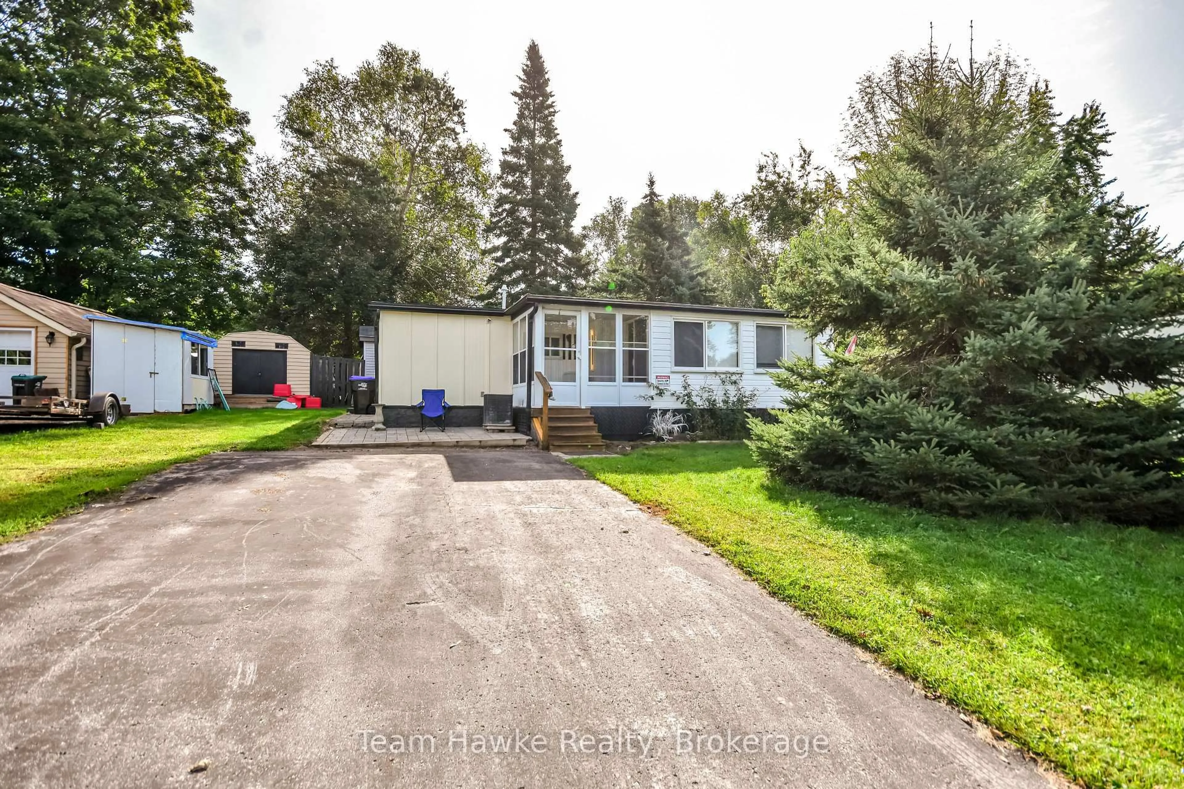 A pic from outside/outdoor area/front of a property/back of a property/a pic from drone, street for 11 Ryan's Rd, Midland Ontario L4R 0B9