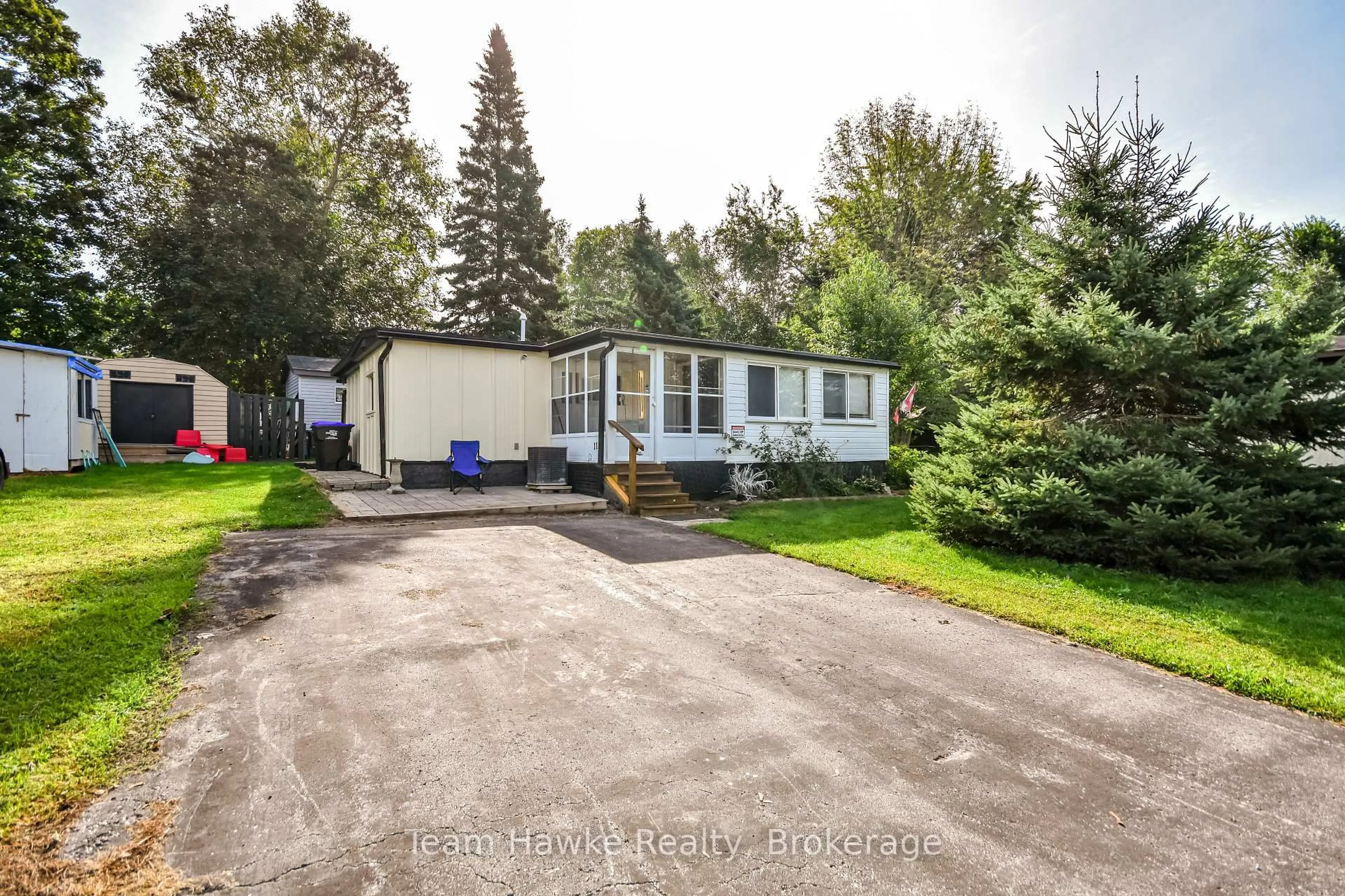 A pic from outside/outdoor area/front of a property/back of a property/a pic from drone, street for 11 Ryan's Rd, Midland Ontario L4R 0B9