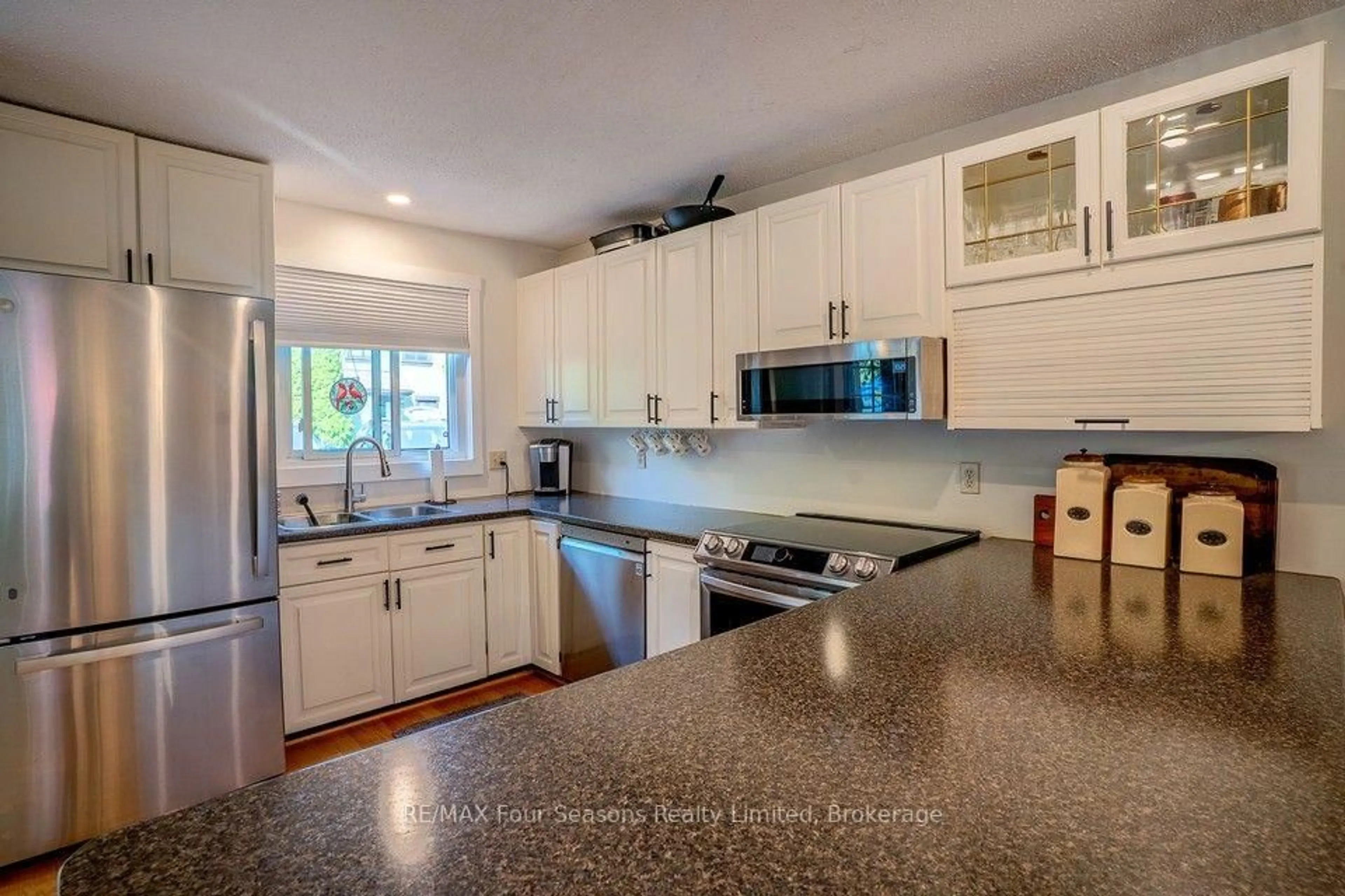 Open concept kitchen, ceramic/tile floor for 158 Escarpment Cres, Collingwood Ontario L9Y 5B4