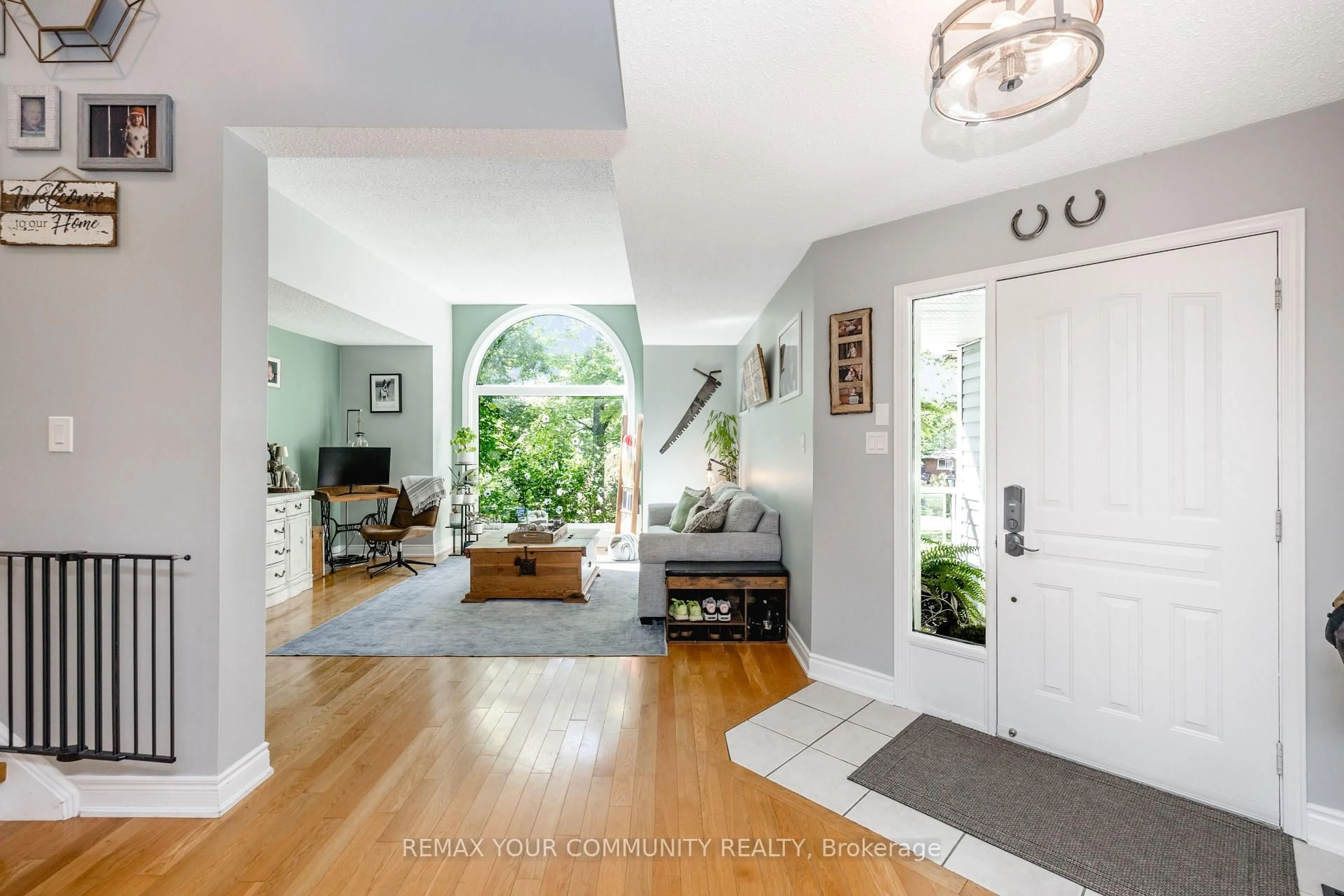 Indoor entryway for 321 Miller Dr, Barrie Ontario L4N 9X6