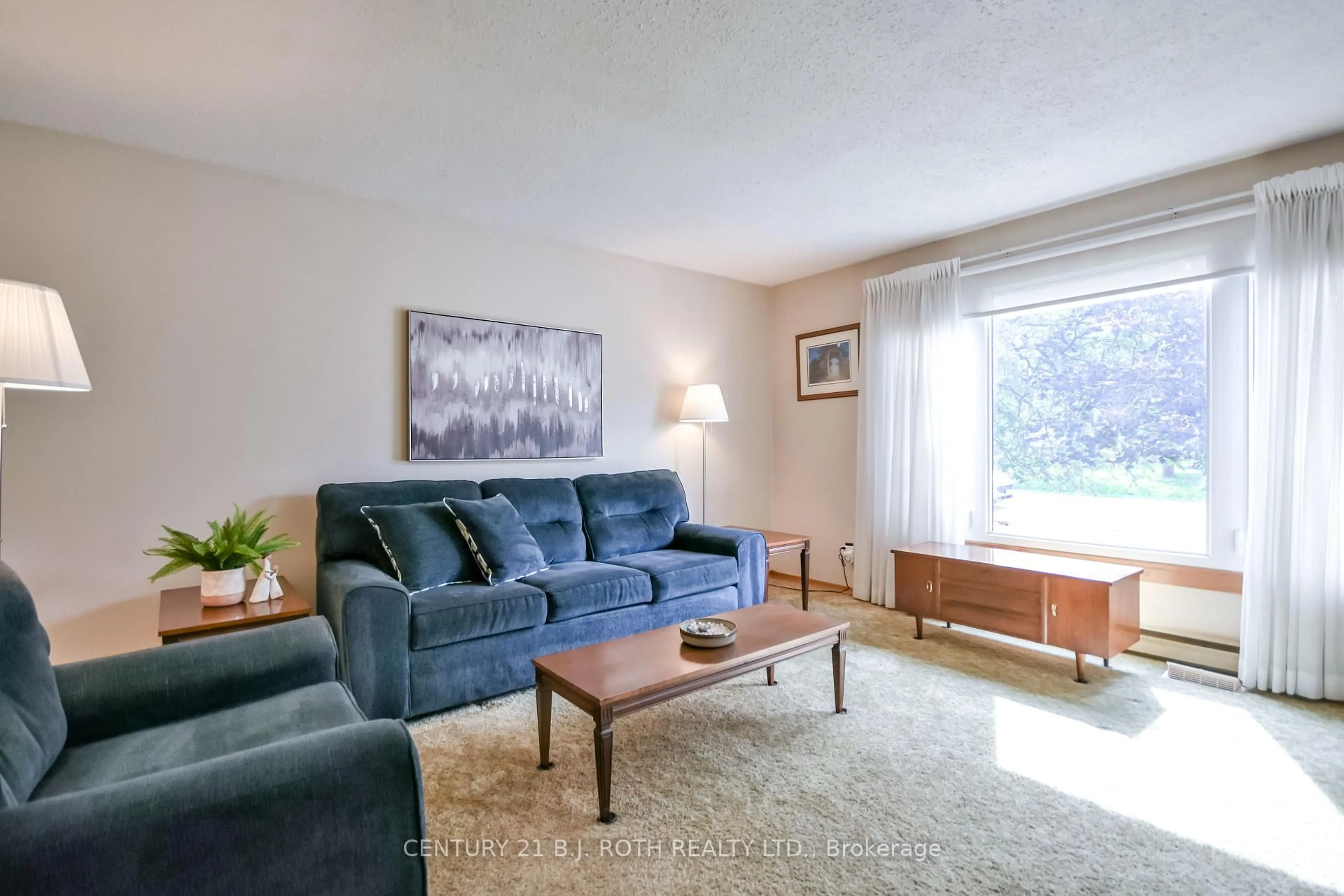 Living room with furniture, unknown for 380 Mary St, Orillia Ontario L3V 3G3