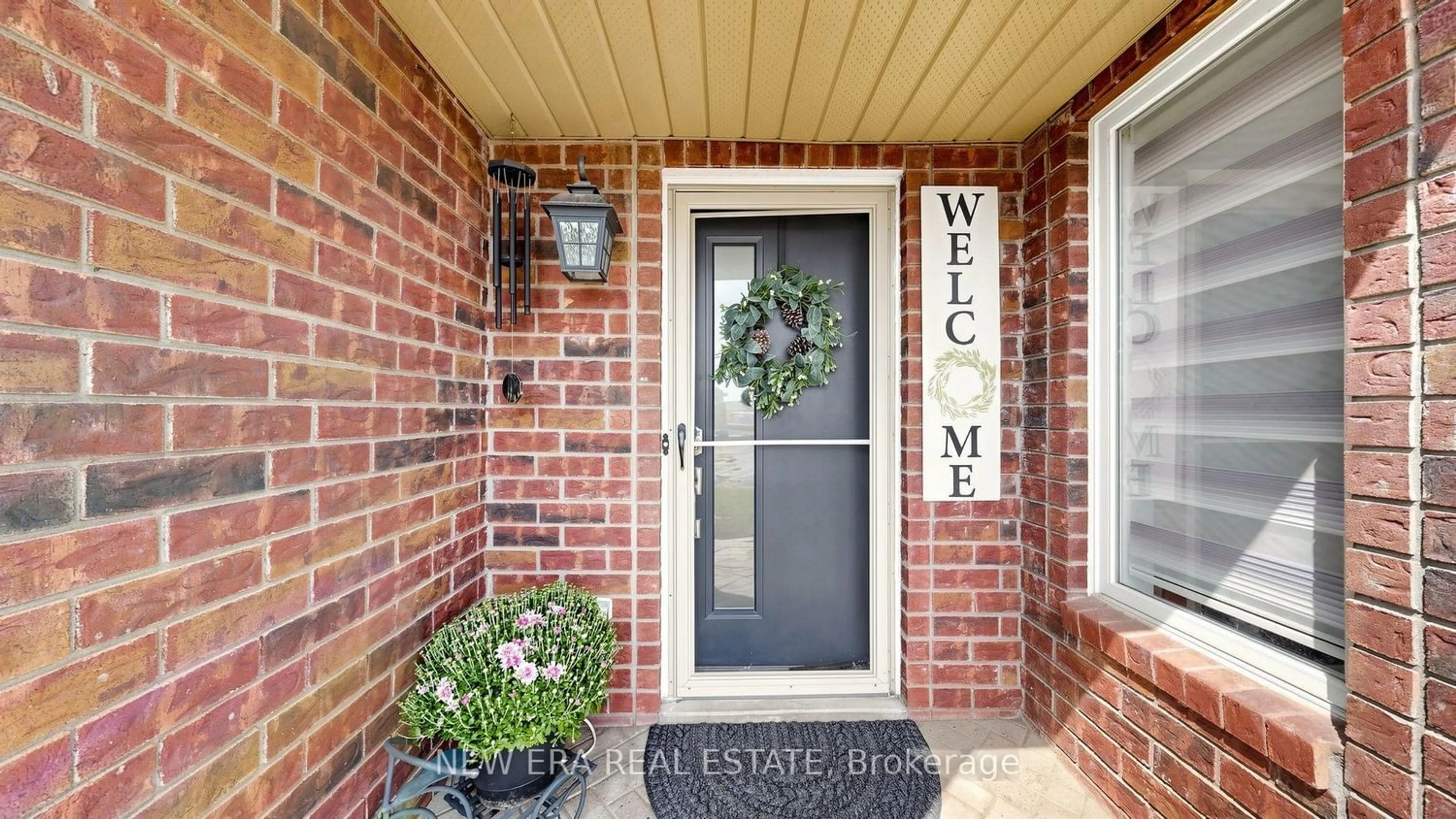 Indoor entryway for 30 Harrogate Crt, Barrie Ontario L4M 0B9