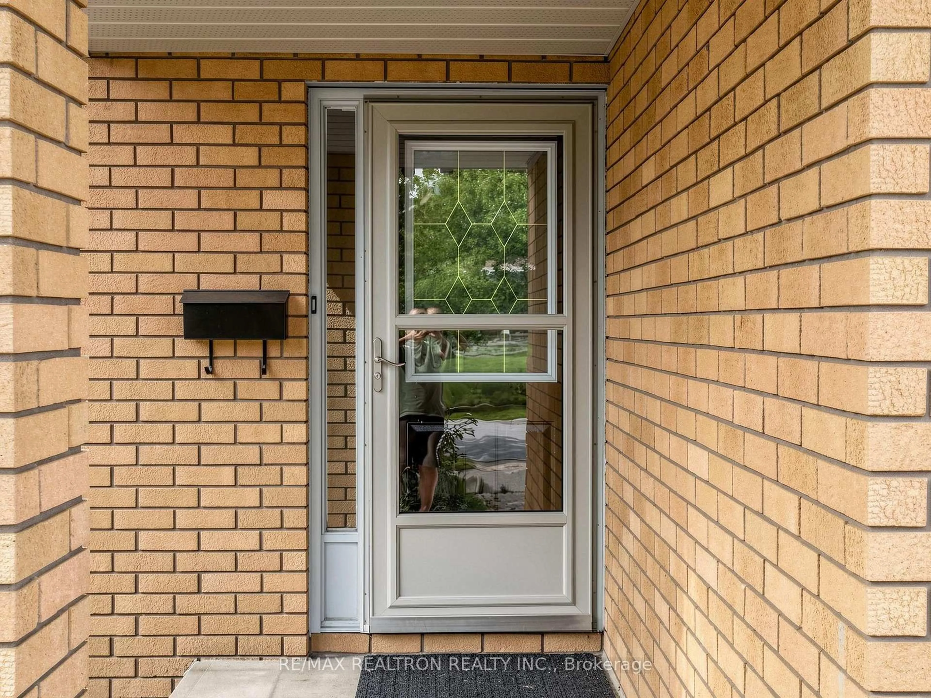 Indoor entryway for 101 Chieftain Cres, Barrie Ontario L4N 6J2