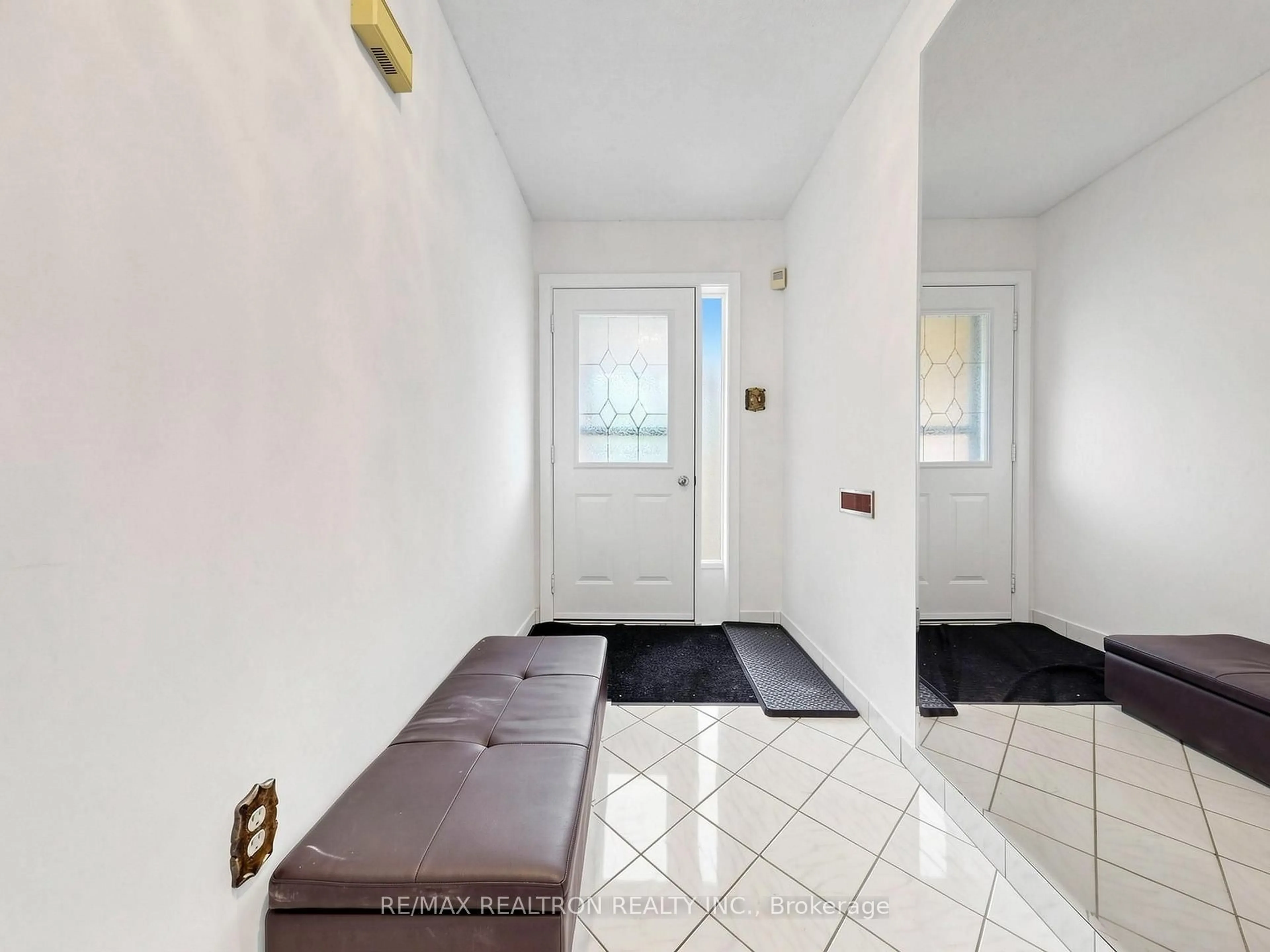 Indoor entryway for 101 Chieftain Cres, Barrie Ontario L4N 6J2