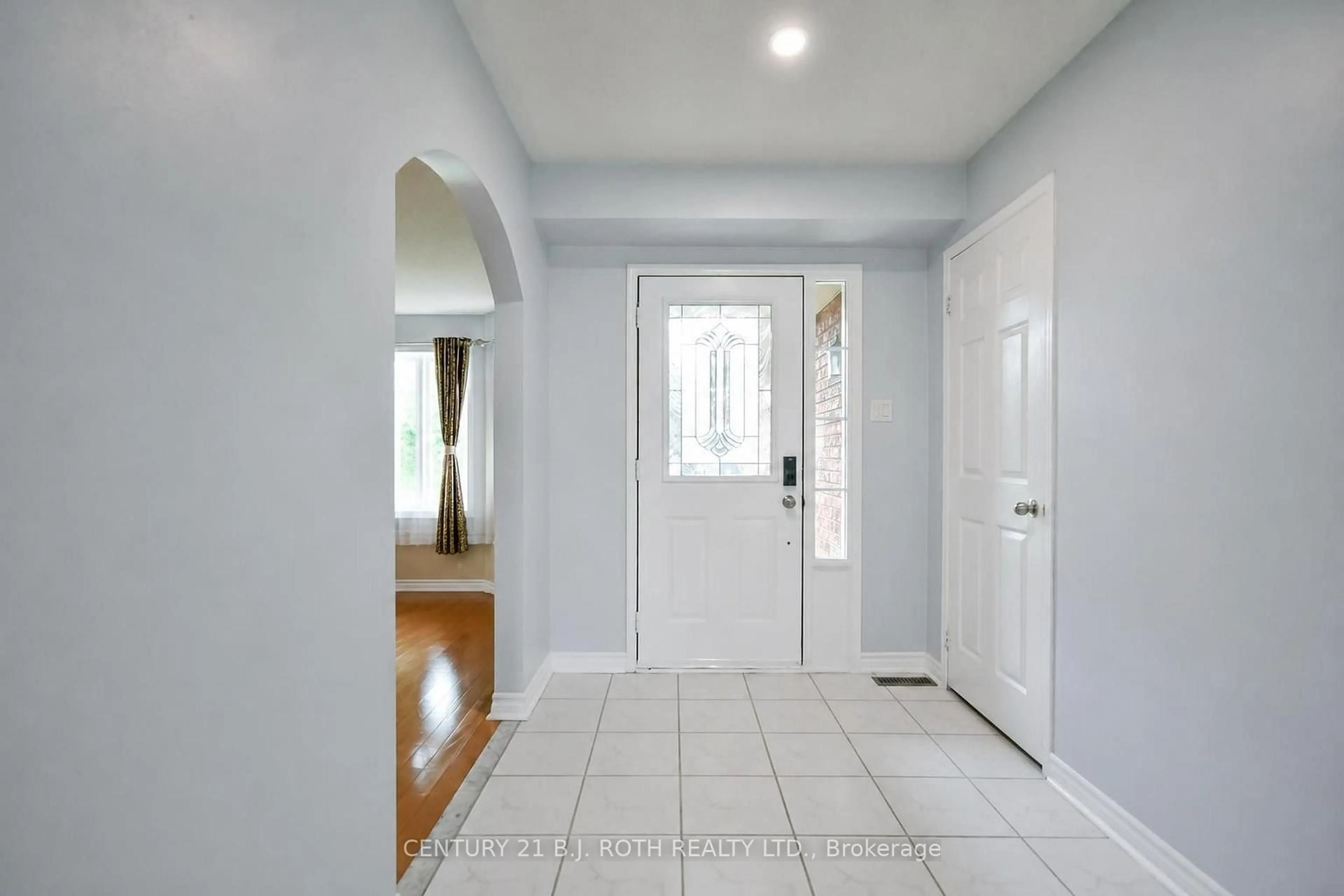 Indoor entryway for 17 CROMPTON Dr, Barrie Ontario L4M 6N1