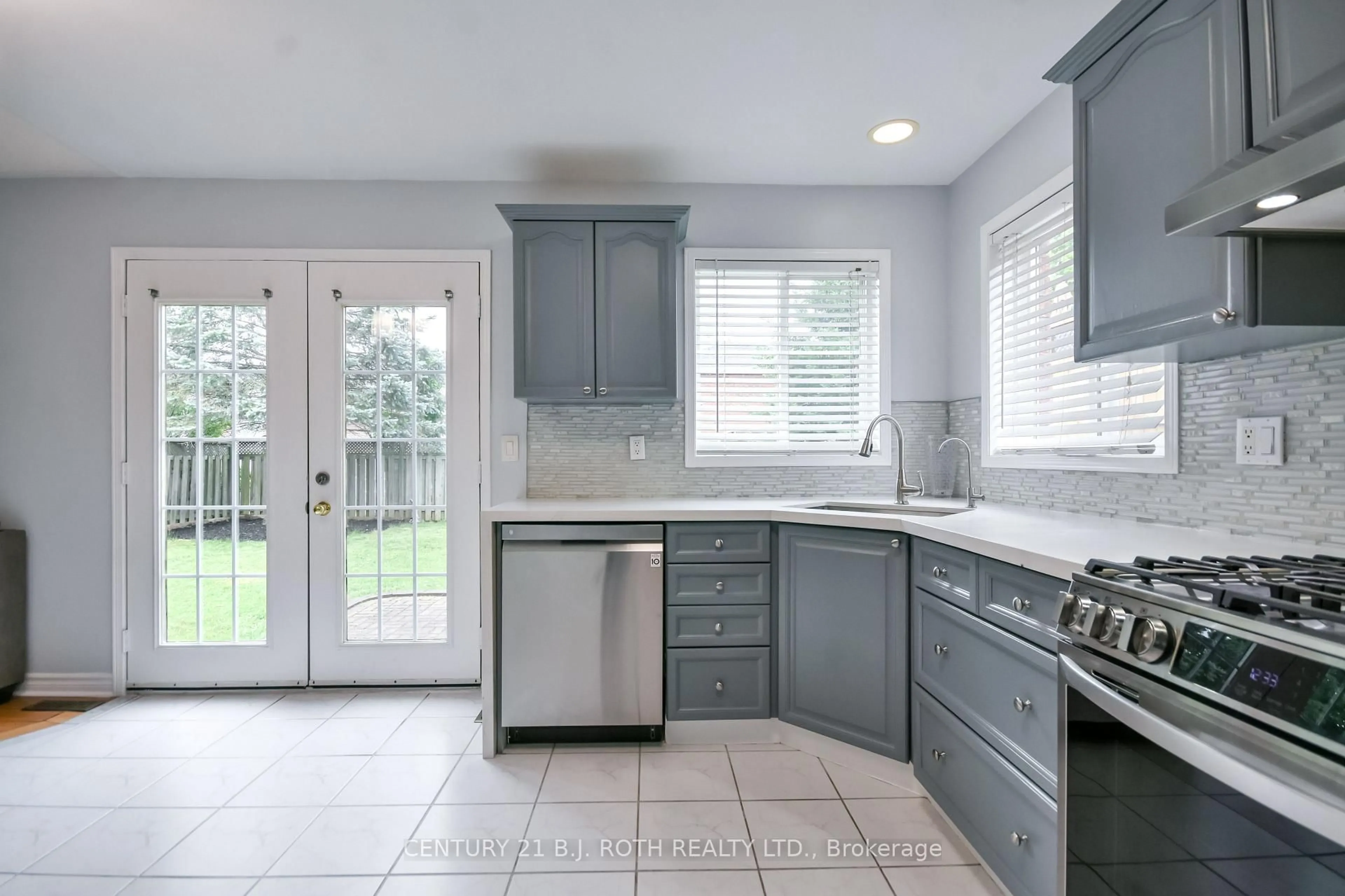 Open concept kitchen, ceramic/tile floor for 17 CROMPTON Dr, Barrie Ontario L4M 6N1